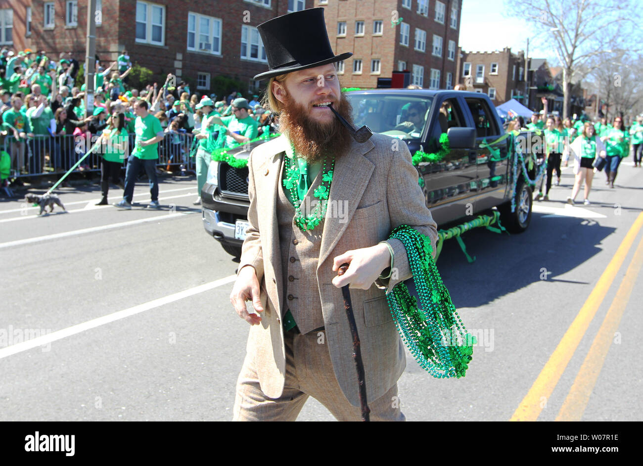 Eine Parade Teilnehmer Kleider wie ein Kobold, werfen Perlen als er marschiert in den alten Auftrag von Hibernians St. Patricks Day Parade in St. Louis am 17. März 2015. Foto von Bill Greenblatt/UPI Stockfoto