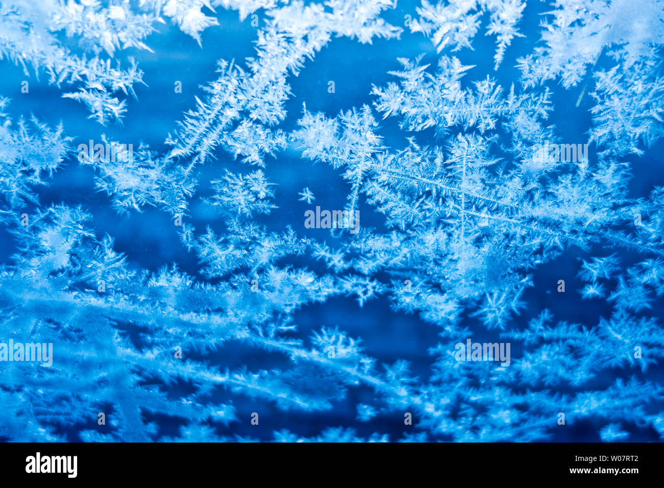 Abstrakt Blau Eiskristalle auf Glas Hintergrund Stockfoto