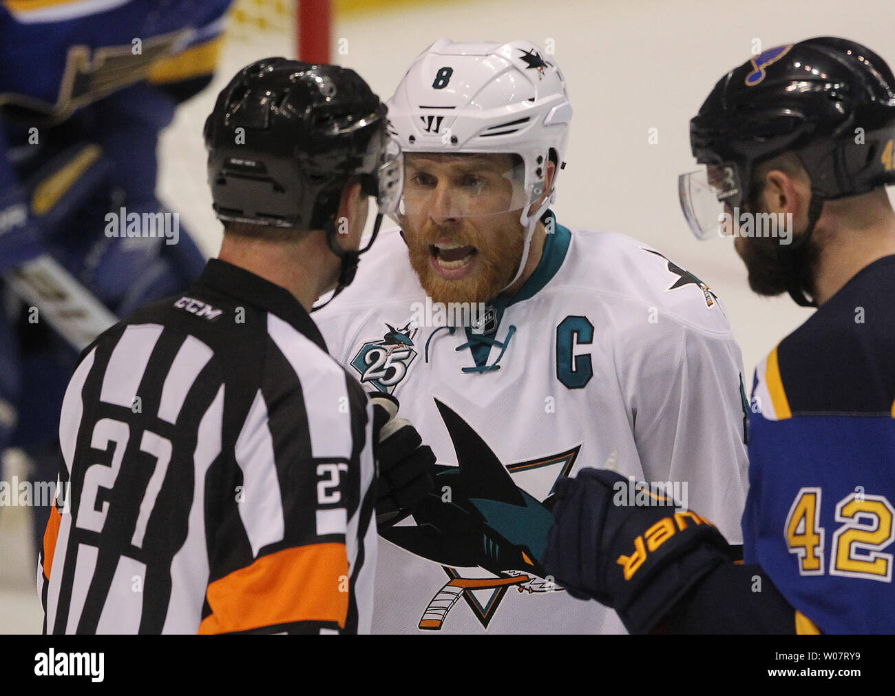 San Jose Sharks Joe Pavelski argumentiert mit Schiedsrichter Eric Furlatt wie St. Louis Blues Kapitän David Backes steht in der Nähe in der dritten Periode von Spiel eins der NHL Western Conference Finals im Scottrade Center in St. Louis am 15. Mai 2016. St. Louis gewann das Spiel 2-1. Foto von Bill Greenblatt/UPI Stockfoto