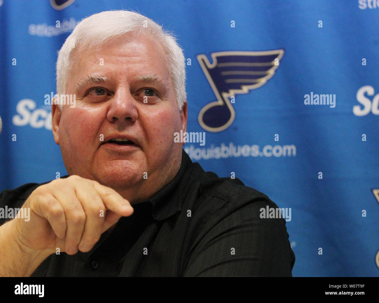 St. Louis Blues Trainer Ken Hitchcock spricht mit Reportern, nachdem es verkündet wurde hat er einen einjährigen Vertrag die St. Louis Blues Trainer für die Saison 2016-17 unterzeichnet, im Scottrade Center in St. Louis am 31. Mai 2016. 2016 Hitchcock nahm den Blues zu ihrem ersten Auftritt im Western Conference Finale in 15 Jahren. Hitchcock sagt das letzte Jahr sein, er wird Trainer. Foto von Bill Greenblatt/UPI Stockfoto