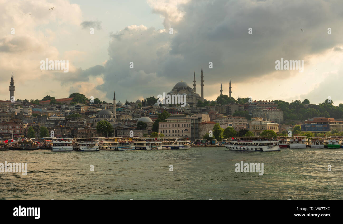 Eminönü Istanbul, Istanbul, Türkei; 26. JUNI 2019. Traditionelle Boote im Stadtteil Eminönü. Istanbul ist eine der bekanntesten Orte im Tourismus. Touri Stockfoto
