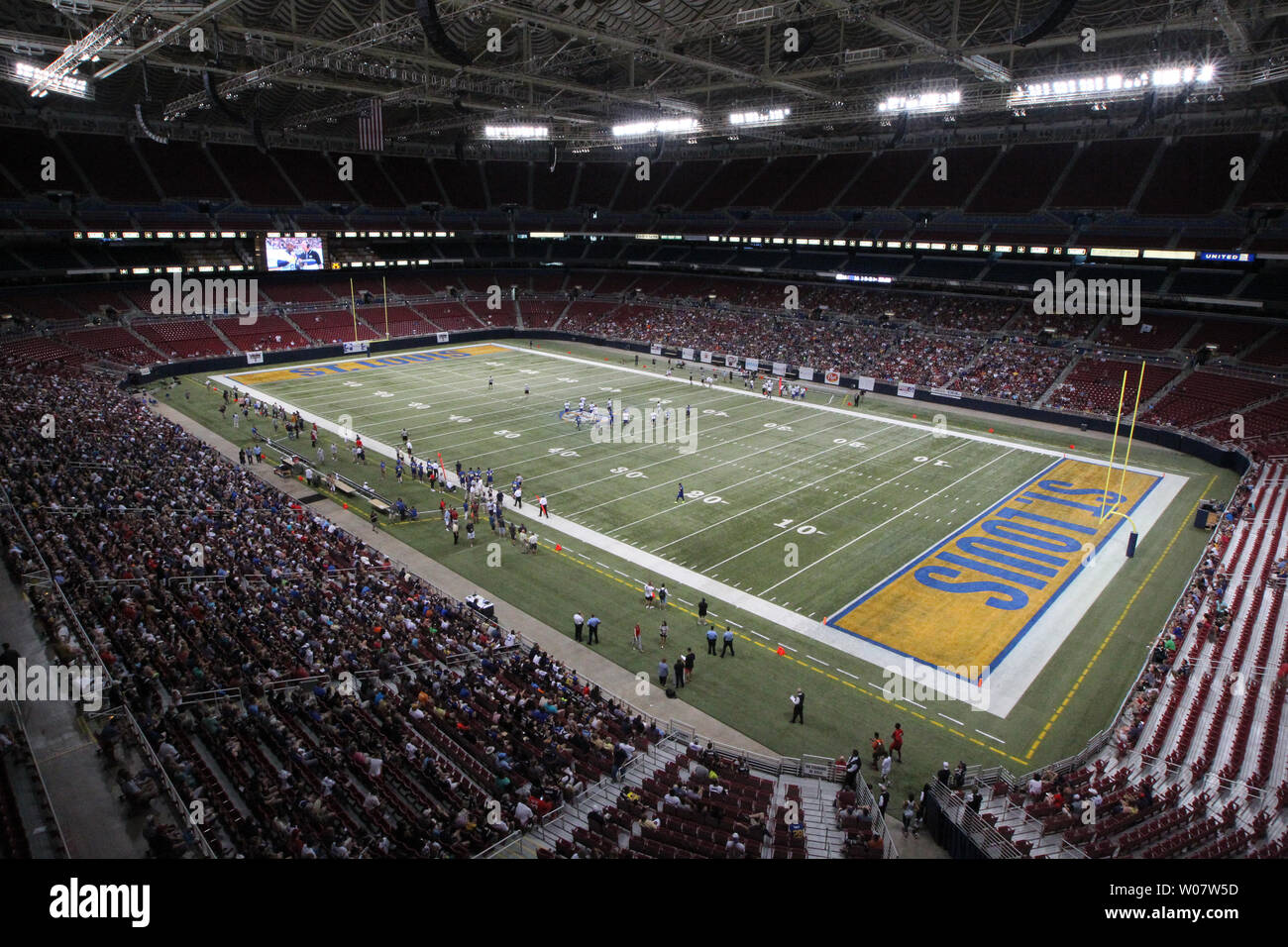 Fast 10 Tausend genießen Sie eine liebe Flag football Spiel an der Kuppel bei America's Center in St. Louis am 23. Juli 2016. Etwa 40 Mitglieder der alten St. Louis Rams Super Bowl Team, Spielen Was callled ist das letzte Fußballspiel in der alten Edward Jones Dome, die issac Bruce Grundlage zu fördern. Bruce sagt der Rams Spieler und Fans nie goodby zu sagen, nachdem es bekannt ist das Team in Los Angeles im vergangenen Januar war. Foto von Bill Greenblatt Stockfoto