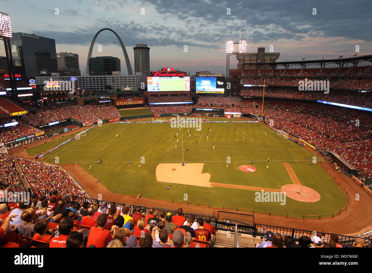 Liverpool FC und AS Roma spielen sie in der ersten Hälfte des freundlich Fußballspiel am Busch Stadium in St. Louis am 1. August 2016. Foto von Bill Greenblatt/UPI Stockfoto