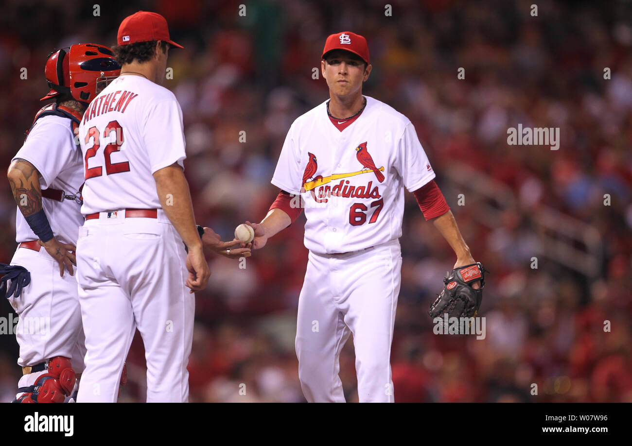 St. Louis Cardinals Matt Bowman Hände der Baseball Manager Mike Matheny nach oben drei Durchläufe zu den Cincinnati Reds im achten Inning am Busch Stadium in St. Louis am 9. August 2016. Foto von Bill Greenblatt/UPI Stockfoto