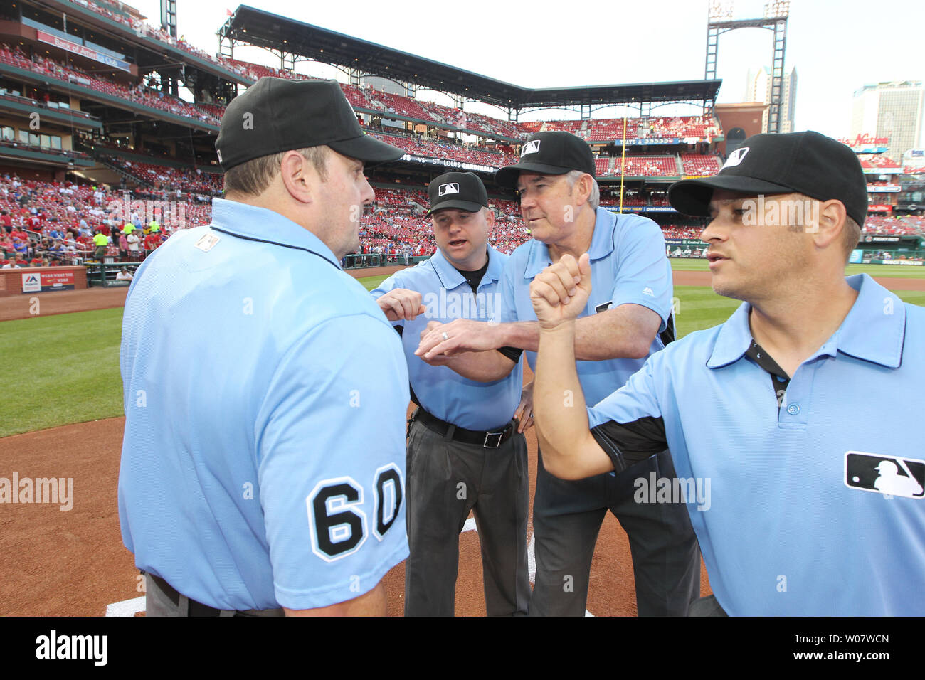 Major League Schiedsrichter (R, L) Markus Wegner, Mike Winter und Mike Muchlinski, geben Home Plate Umpire Marty fördern einen Faustschlag auf die Brust Protector für viel Glück vor Beginn der New York Mets-St. Louis Cardinals baseball spiel am Busch Stadium in St. Louis am 25. August 2016. Foto von Bill Greenblatt/UPI Stockfoto