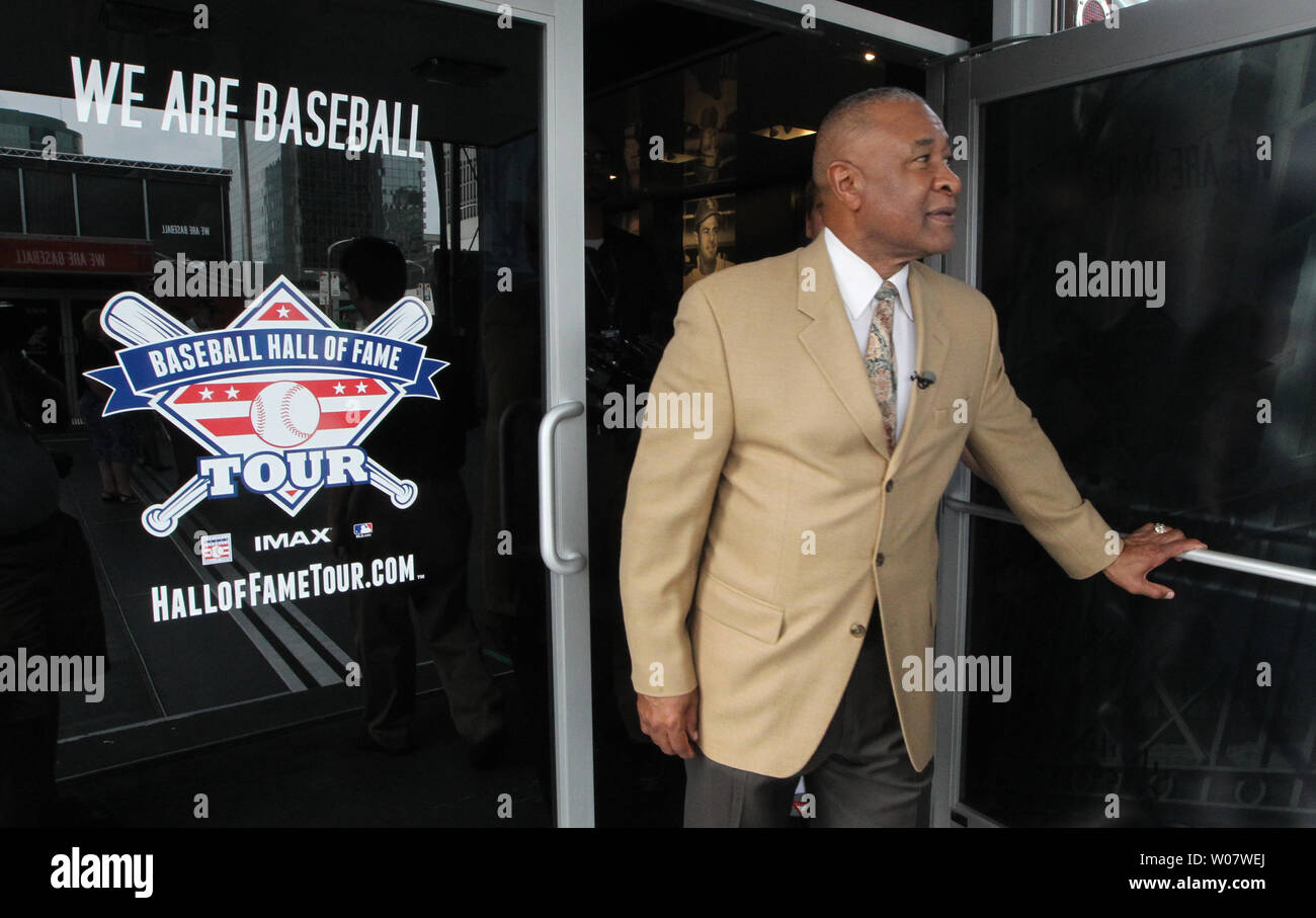 Ehemalige St. Louis Cardinals shortstop und Mitglied der National Baseball Hall of Fame, Ozzie Smith Touren der National Baseball Hall of Fame Wanderausstellung in St. Louis am 26. August 2016. Die Ausstellung bietet eine historische Artefakte aus der Cooperstown Museum und State-of-the-art Interaktive digitale Medien und sechs Städte besuchen in diesem Jahr. Foto von Bill Greenblatt/UPI Stockfoto