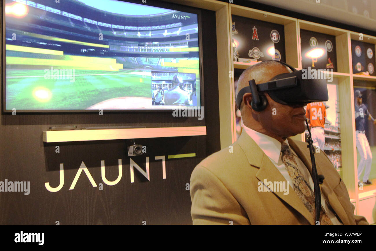 Ehemalige St. Louis Cardinals shortstop und Mitglied der National Baseball Hall of Fame, Ozzie Smith expirences eine virtuelle Darstellung während der National Baseball Hall of Fame Wanderausstellung in St. Louis am 26 August, 2016 Touring. Die Ausstellung bietet eine historische Artefakte aus der Cooperstown Museum und State-of-the-art Interaktive digitale Medien und sechs Städte besuchen in diesem Jahr. Foto von Bill Greenblatt/UPI Stockfoto
