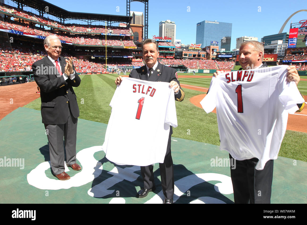 St. Louis Police Chief Sam Dotson (R) und St. Louis Fire Chief Dennis Jenkerson Anzeige die Shirts zu Thm durch Missouri Gouverneur Jay Nixon im September 11-jähriges Jubiläum feiern, bevor die Milwaukee Brewers-St. Louis Cardinals baseball spiel am Busch Stadium in St. Louis am 11. September 2016. Foto von Bill Greenblatt/UPI Stockfoto