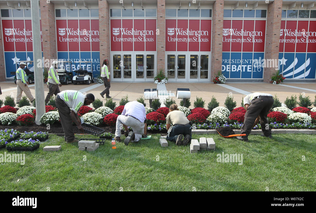 Arbeitnehmer anlage Mamas außerhalb des athletischen an der Washington Universität komplex wie die zweite Präsidentendebatte Datum, bewegt sich in St. Louis am 4. Oktober 2016. Washington University wird die Debatte, die am 9. Oktober 2016. Foto von Bill Greenblatt/UPI Stockfoto