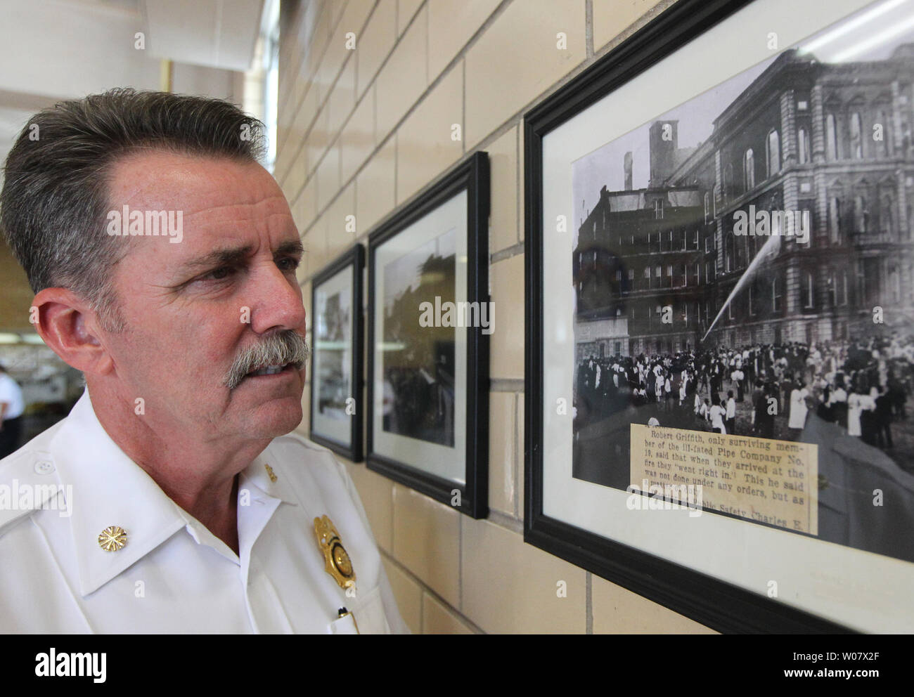St. Louis Fire Chief Dennis Jenkerson prüft Fotos von einem Feuer, das sechs Feuerwehrleute und vier andere in St. Louis während der Feierlichkeiten zum 100-jährigen Jubiläum am 5. Oktober 2016 getötet. Die christlichen Brüder College Feuer war der größte Verlust des Lebens in der Geschichte der St. Louis Feuerwehr. Foto von Bill Greenblatt/UPI Stockfoto