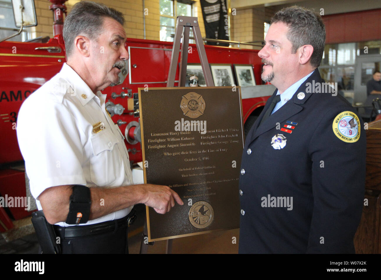 St. Louis Fire Chief Dennis Jenkerson (L) spricht mit Robert Greif IV nach Feierlichkeiten zum 100-jährigen Jubiläum ein Feuer, das sechs Feuerwehrleute und vier andere getötet, in der St. Louis am 5. Oktober 2016. Die christlichen Brüder College Feuer war der größte Verlust des Lebens in der Geschichte der St. Louis Feuerwehr. Robert Griffin Sr., war das einzige Mitglied seiner Firma das Feuer zu survice, fahren die fire truck Motor Haus allein. Foto von Bill Greenblatt/UPI Stockfoto