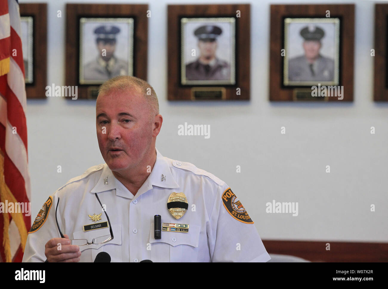 Ständigen in der Nähe der Zeile von St. Louis County Polizisten, die in der Linie der Aufgabe getötet, St. Louis County Police Chief Jon Belmar gibt Details zu einer Erschießung von Officer Blake Snyder während einer Pressekonferenz in Clayton, Missouri am 6. Oktober 2016. Belmar sagt, dass bei 5:04 morgens, am 6. Oktober 2016, St. Louis County Polizisten zu einem Anruf für eine Störung reagiert. Auf Offiziere' Ankunft, der Verdächtige der Störung das Feuer eröffnete, markanten Snyder. Ein zweiter Offizier auf Szene wieder Feuer, markante den Verdächtigen. Der Offizier war 33 Jahre alt und hatte St. Louis County für die letzten vier Jahre serviert. Stockfoto