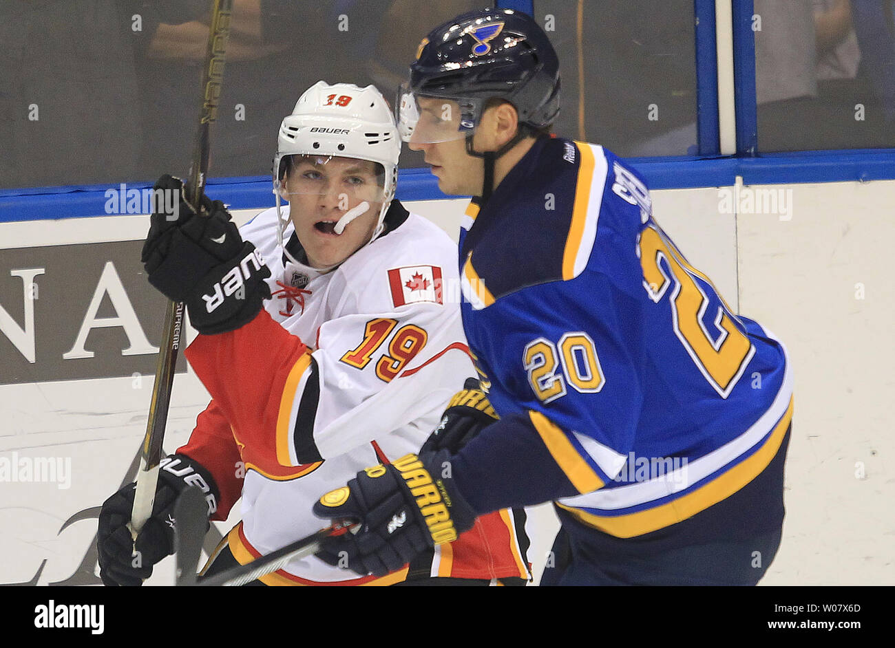 St. Louis Blues Alexander Steen enthält Caglary Flammen Matthew Tkachuk in der ersten Periode im Scottrade Center in St. Louis am 25. Oktober 2016. Foto von Bill Greenblatt/UPI Stockfoto