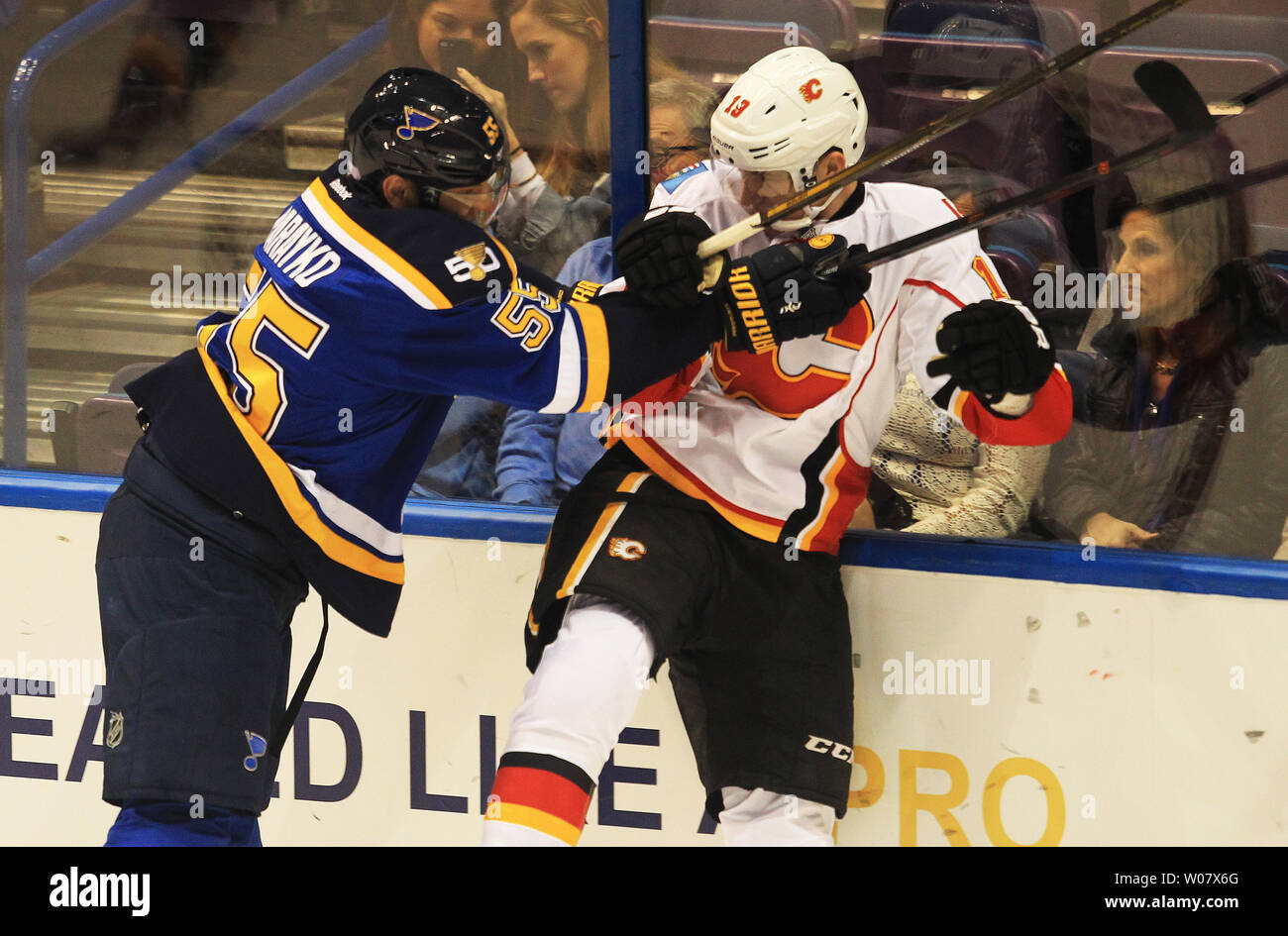St. Louis Blues Colton Parayko Kontrollen Calgary Flames Matthew Tkachuk in die Bretter in der ersten Periode im Scottrade Center in St. Louis am 25. Oktober 2016. Foto von Bill Greenblatt/UPI Stockfoto