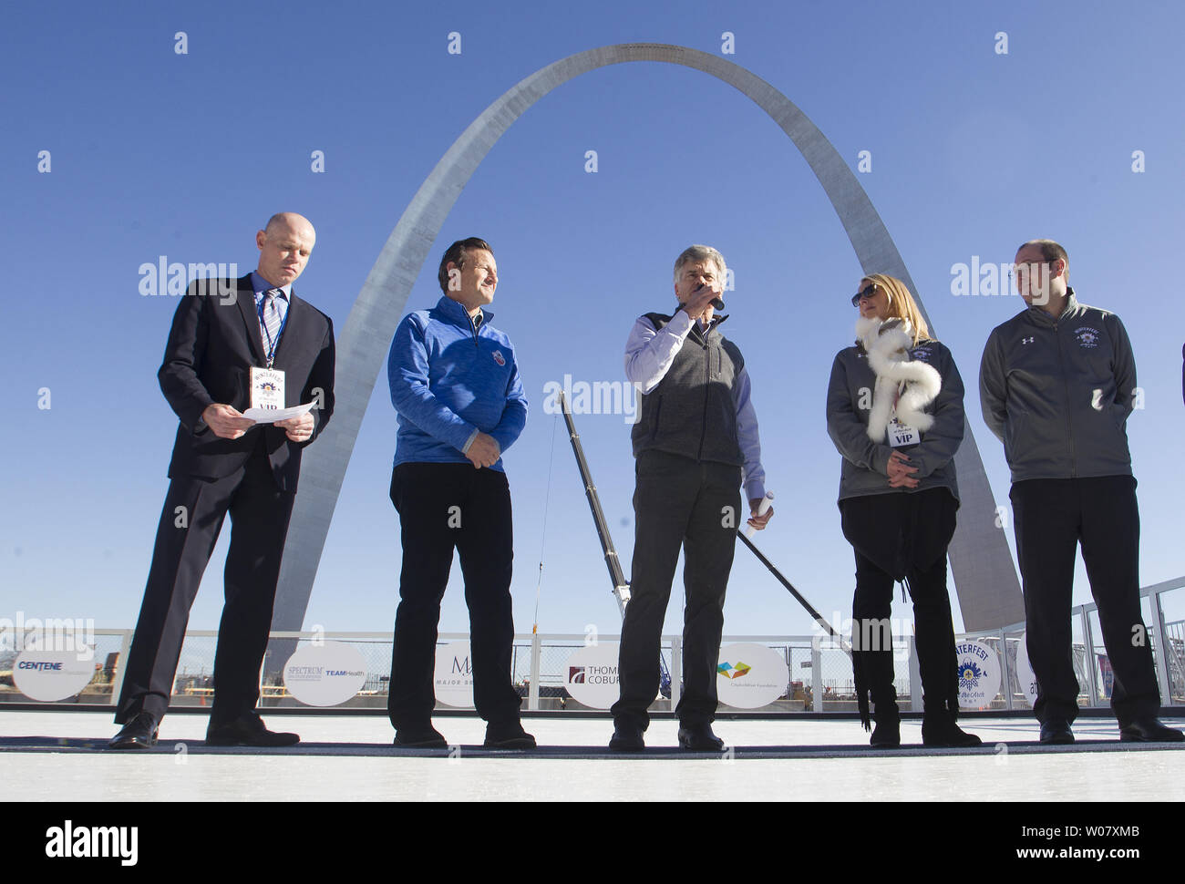 Tom Stillman, Vorsitzender der St. Louis Blues, macht seine Ausführungen während der Eröffnungsfeier der einer Eislaufbahn in der Nähe des Gateway Arch in St. Louis am 27. Dezember 2016. Die Zeremonien, die den Startschuss für das Winterfest, ein Wochen Wert der NHL Tätigkeiten, die mit der Chicago Blackhawks spielen der St. Louis Blues draußen im Busch Stadium am 2. Januar 2017 führen wird. Foto von Bill Greenblatt/UPI Stockfoto