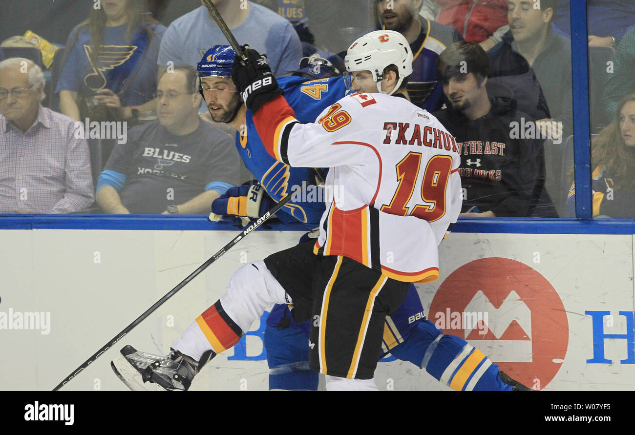 Calgary Flames Matthew Tkachuk und St. Louis Blues Robert Bortuzzo binden in den Brettern in der ersten Periode im Scottrade Center in St. Louis am 25. März 2017. Foto von Bill Greenblatt/UPI Stockfoto