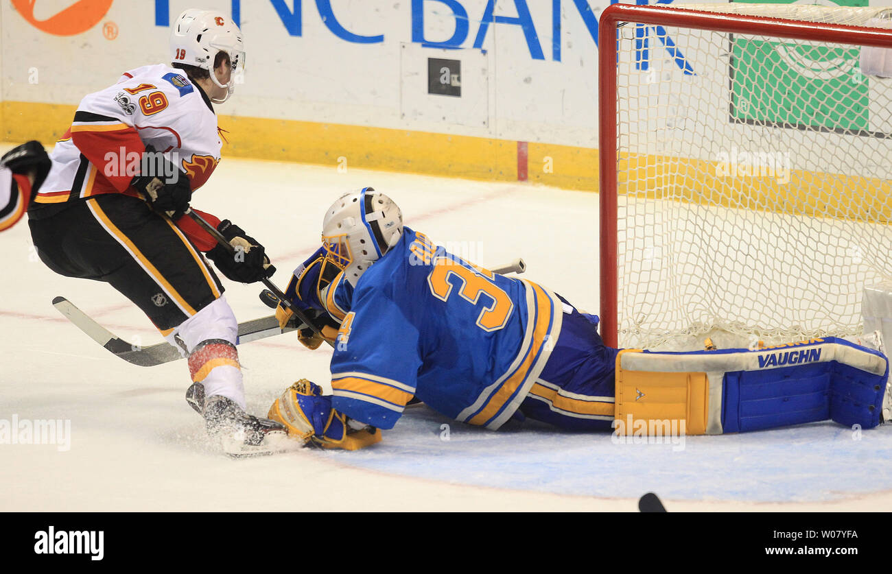 St. Louis Blues Torwart Jake Allen legt den Puck vom Calgary Flames Matthew Tkachuk in der ersten Periode im Scottrade Center in St. Louis am 25. März 2017 swat. Foto von Bill Greenblatt/UPI Stockfoto