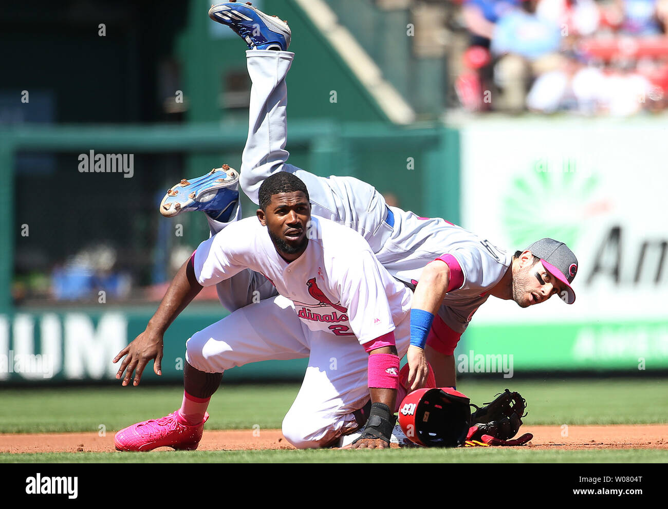 Chicago Cubs Tommy La Stella fällt über St. Louis Cardinals Dexter Fowler während ein doppeltes Spiel im ersten Inning am Busch Stadium in St. Louis am 13. Mai 2017. Foto von Bill Greenblatt/UPI Stockfoto