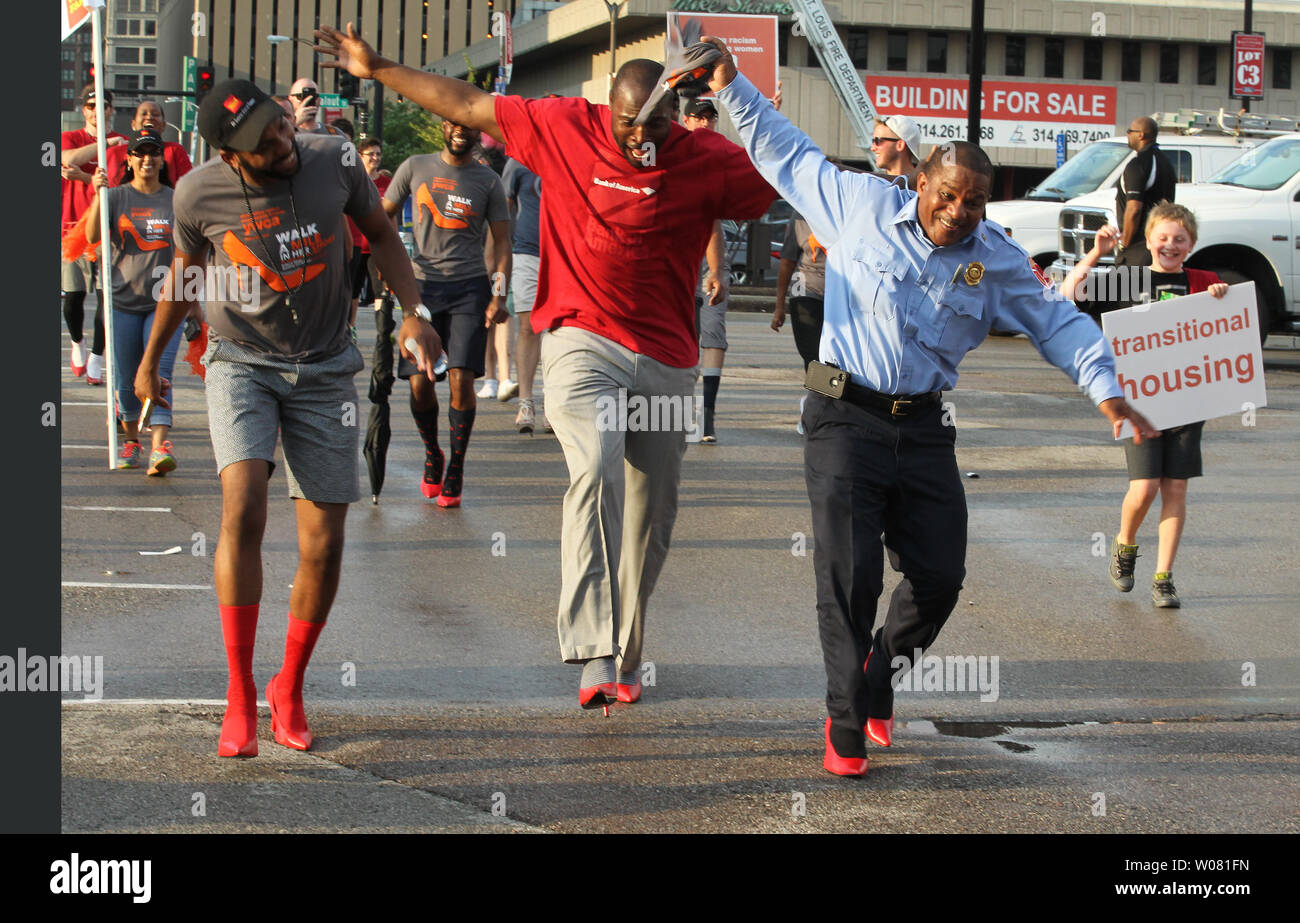 Männer tragen High Heels tänzeln über die Ziellinie, während in der ywca der teilnehmenden Gehen eine Meile in Ihre Schuhe in St. Louis am 3. August 2017. In seinem fünften Jahr, Männer gehen mehrere Blöcke in High Heels von Frauen Aufmerksamkeit zu häuslicher Gewalt und mehrere andere Frauen fragen zu bringen. Foto von Bill Greenblatt/UPI Stockfoto