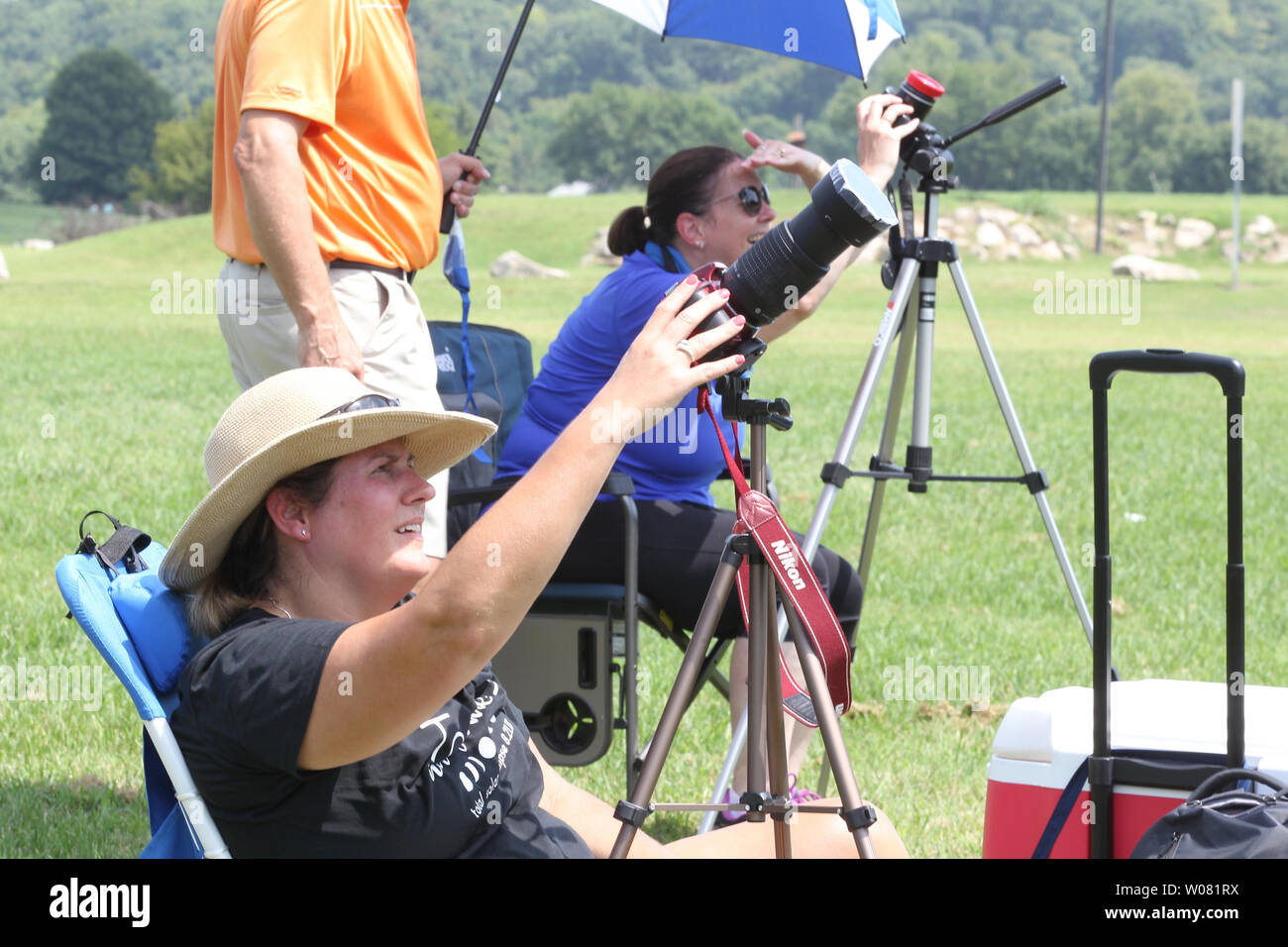 Besucher aus Zuzenhausen, Pennsylvania Ziel ihre Kameras auf die Sonne, wie sie für die Totale Sonnenfinsternis 2017 während der Teilnahme an einer Uhr Partei in Sunset Hills, Missouri am 21. August 2017 vorbereiten. Foto von Bill Greenblatt/UPI Stockfoto