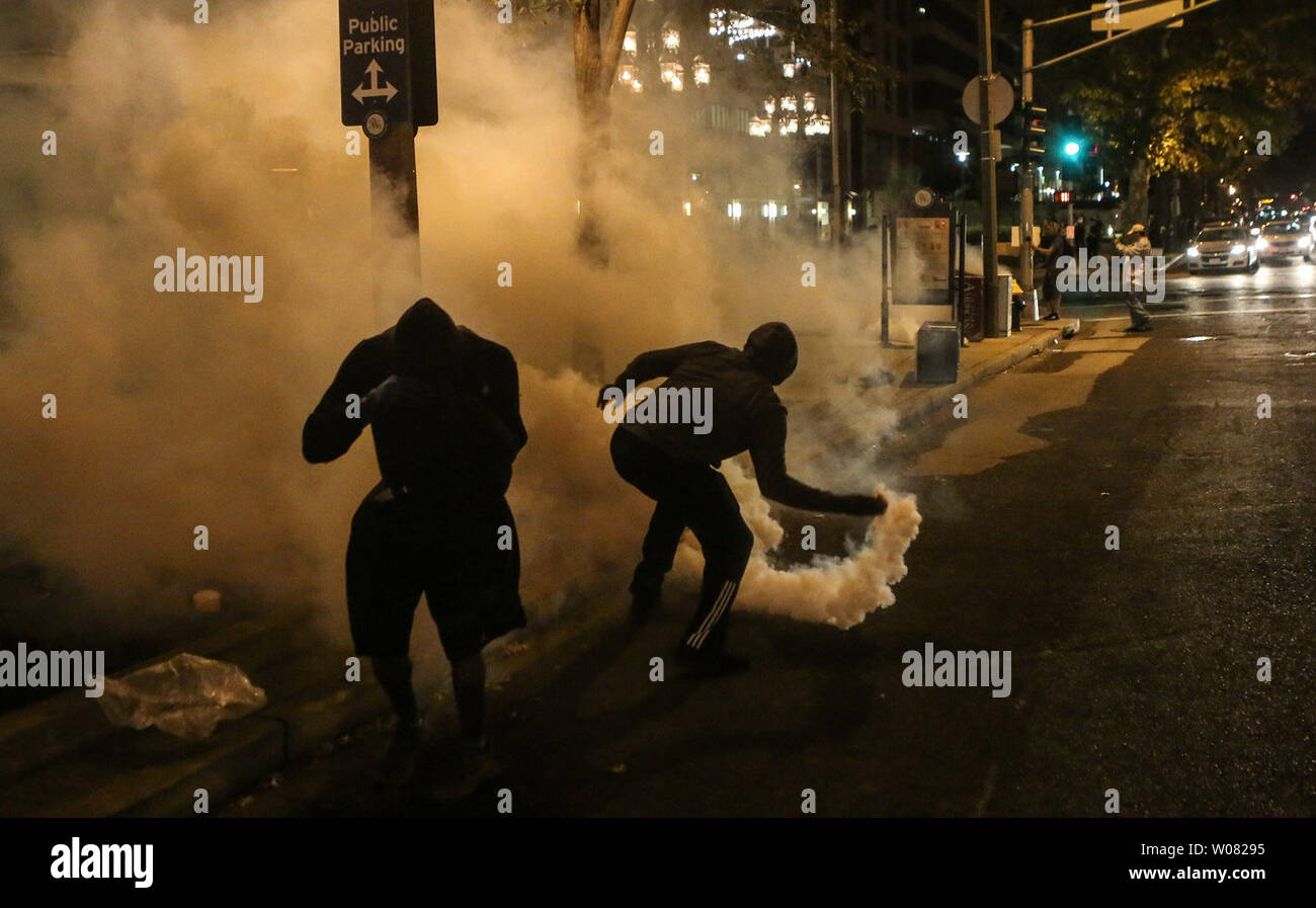 Die Demonstranten vorzubereiten zurück zu werfen Benzinkanister während ihrer März in den Straßen von St. Louis, Stunden nach der Ankündigung eines Nicht-schuldig-Urteil eines ehemaligen weißen St. Louis Polizist im Schießen 2011 eines schwarzen Mannes, in St. Louis am 15. September 2017. Jason Stockley war der erste Grad Mordanklage im tödlichen Schießen von Anthony Lamar Smith am Dez. 11, 2011 freigesprochen Nach einer Verfolgungsjagd. Über 30 Personen wurden von der Polizei festgenommen. Foto von Lawrence Bryant/UPI Stockfoto