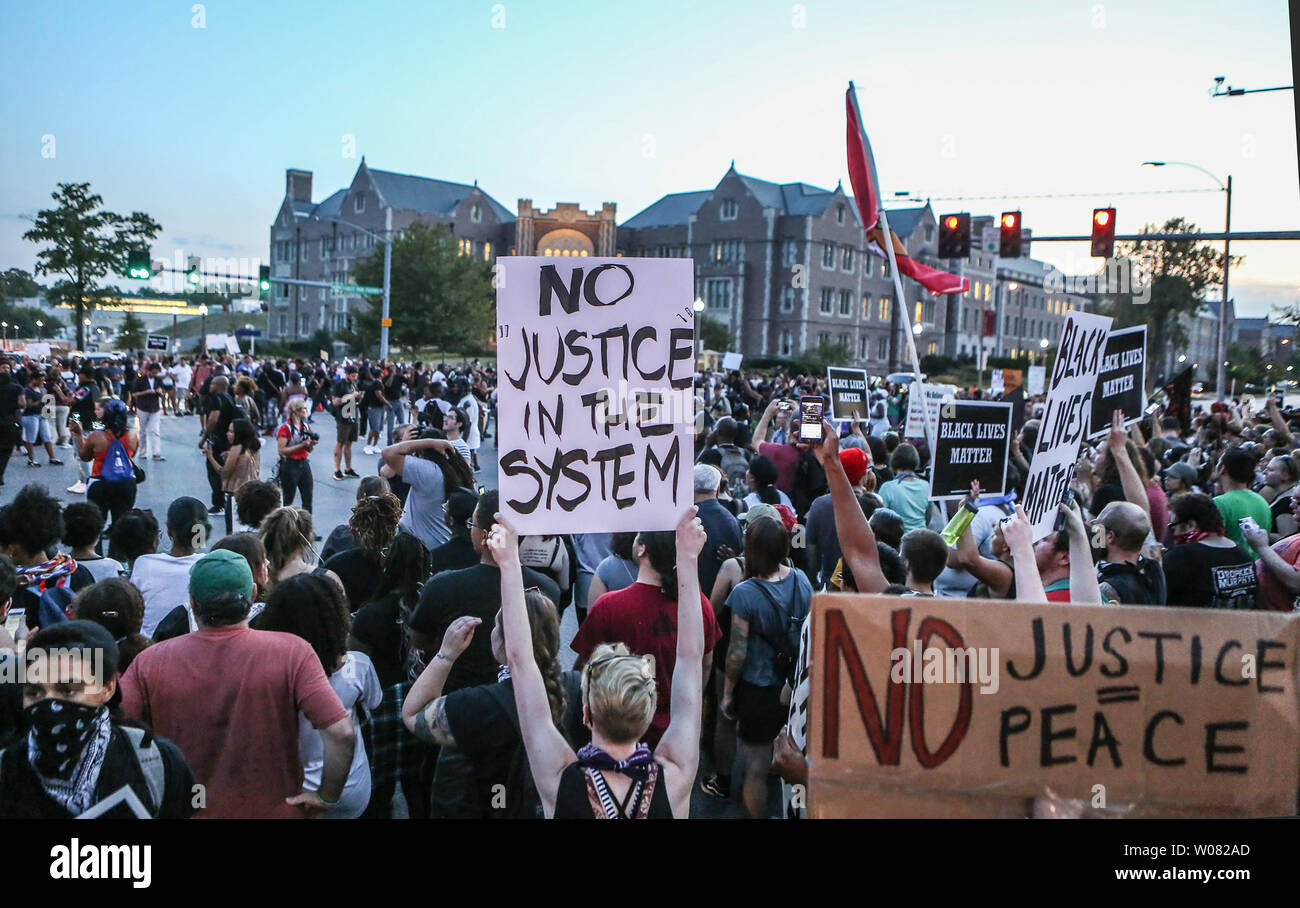 Demonstranten blockieren eine große Kreuzung an der Washington University in St. Louis am 16. September 2017, nach der zweiten Nacht der Proteste in St. Louis aufgrund der Nicht-schuldig-Urteil eines ehemaligen weißen St. Louis Polizist im Schießen 2011 eines schwarzen Mannes in St. Louis. Jason Stockley war der erste Grad Mordanklage im tödlichen Schießen von Anthony Lamar Smith am Dez. 11, 2011 freigesprochen Nach einer Verfolgungsjagd. Polizei hat sieben Festnahmen während über 30 Unternehmen erlitt zerbrochene Fenster. Foto von Lawrence Bryant/UPI Stockfoto