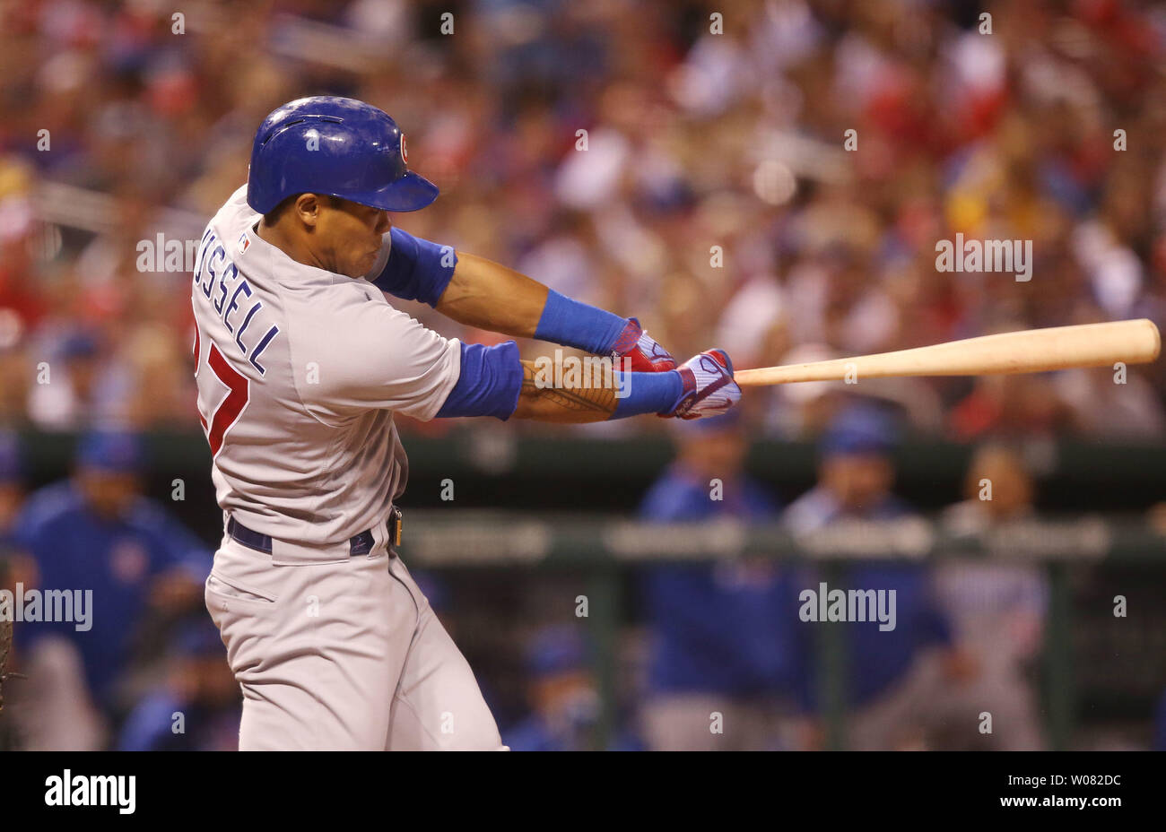 Chicago Cubs Addison Russell schaukeln, schlagen ein 3 run Home Run im siebten Inning gegen die St. Louis Cardinals, eventully gewinnen das Spiel 5-1 und Clinchen der Nationalen Liga Central Division Titel am Busch Stadium in St. Louis am 27. September 2017. Foto von Bill Greenblatt/UPI Stockfoto