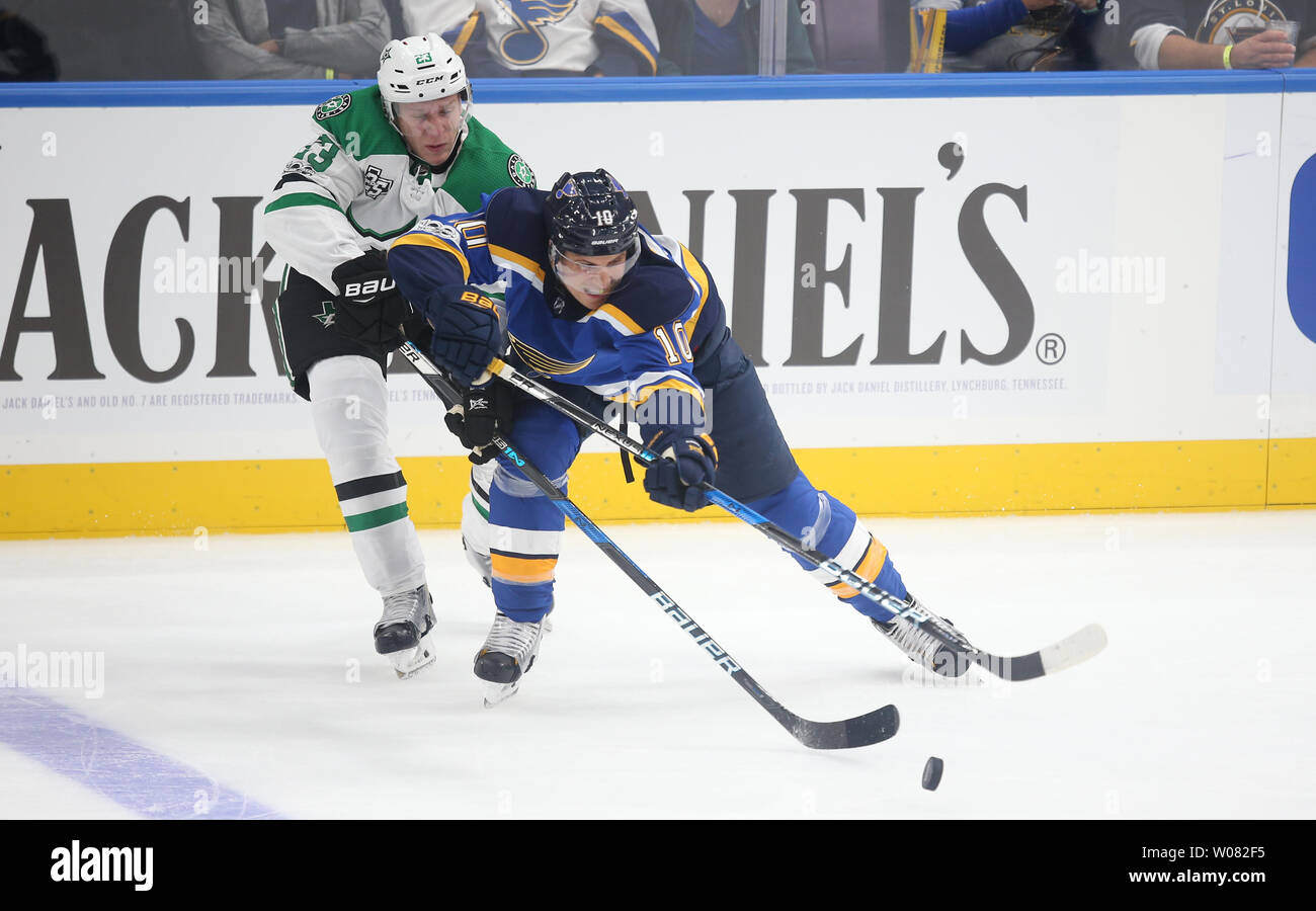 Dallas Stars Esa Lindell drücke St. Louis Blues Brayden Schenn in der ersten Periode im Scottrade Center in St. Louis am 7. Oktober 2017. Foto von BIll Greenblatt/UPI Stockfoto