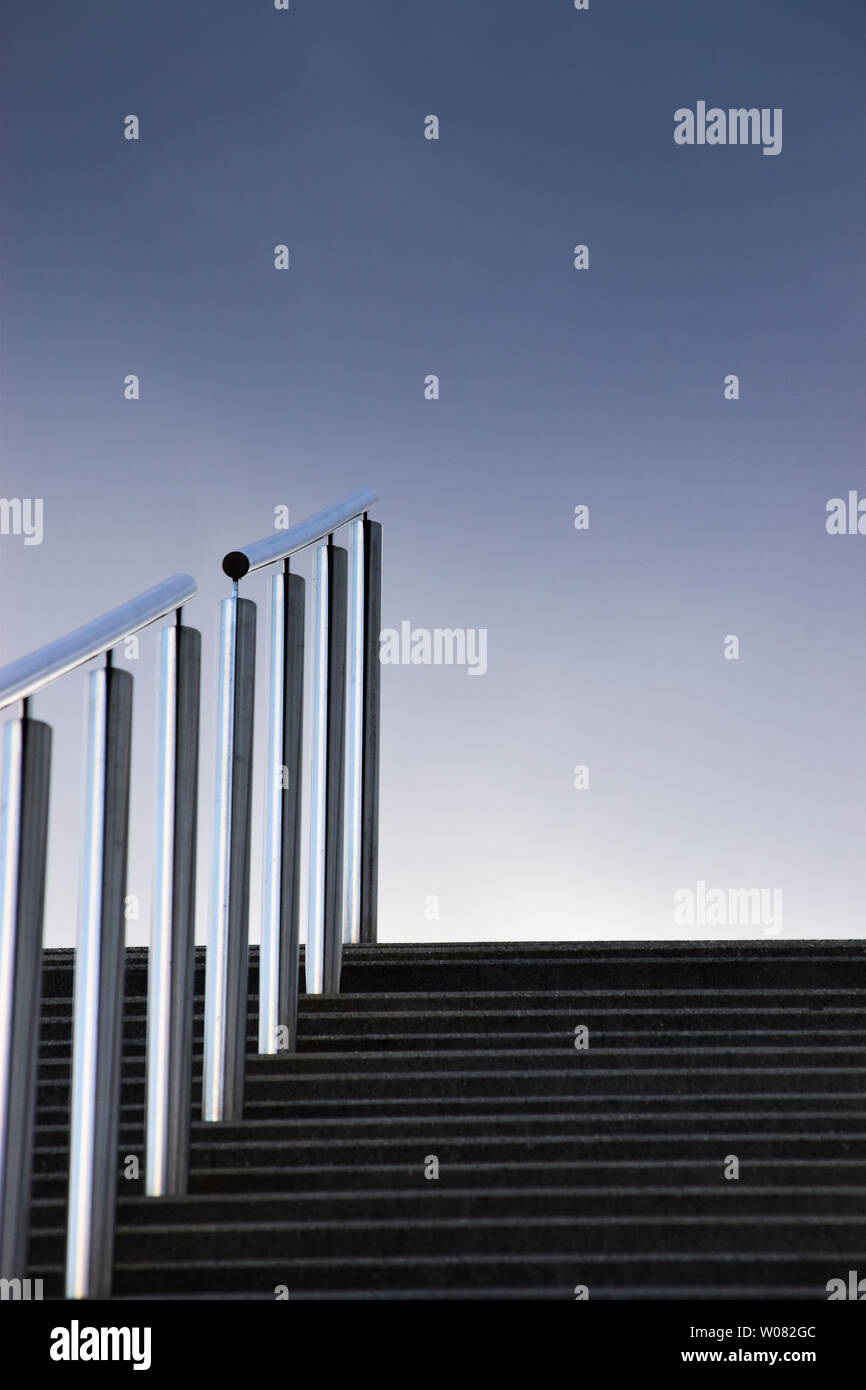 Betontreppen mit schmiedeeisernen Geländer in den Himmel Stockfoto