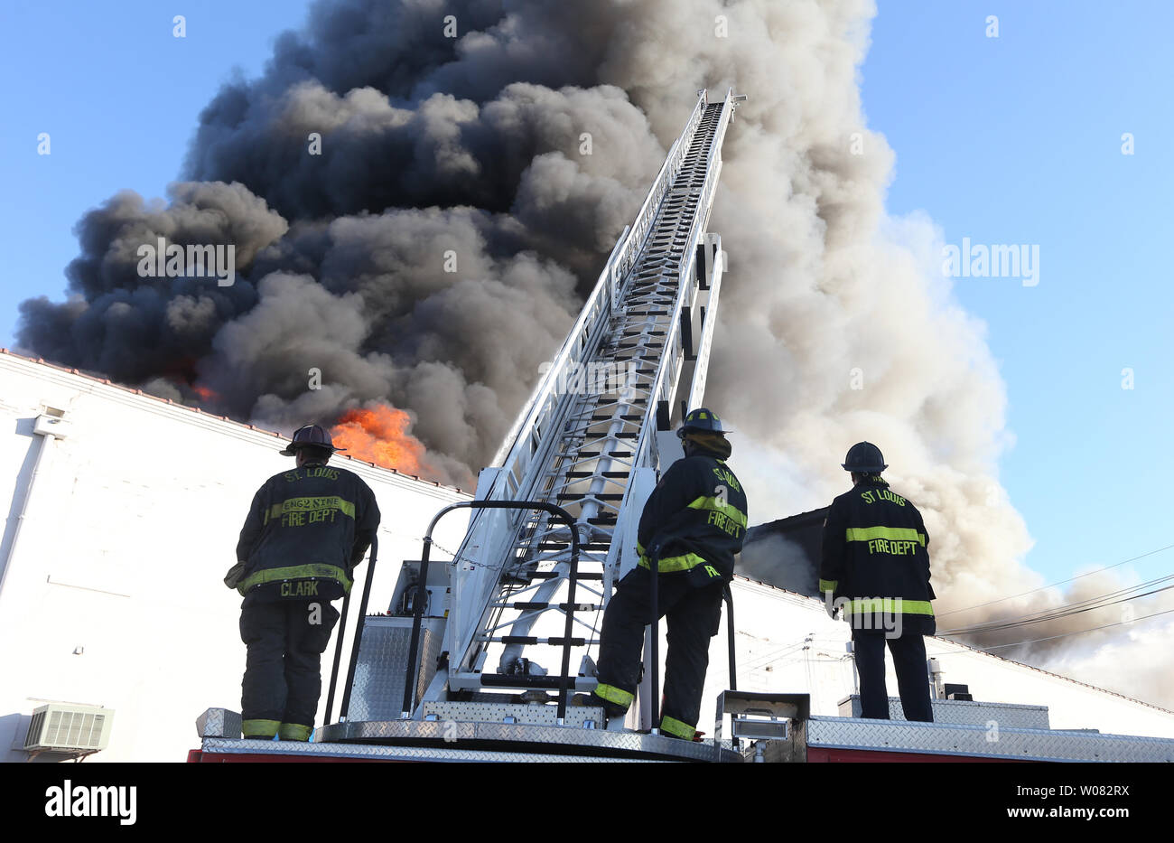 St. Louis Feuerwehrmänner können nur zusehen, wie ein Feuer außer Kontrolle in einem Lager während fünf - alarm Brand in St. Louis am 15. November 2017 tobt. Fast 200 St. Louis Feuerwehrmänner kämpften die Lager mit zahlreichen Papierprodukte und fast 200 tausend Kerzen. Foto von Bill Greenblatt/UPI Stockfoto