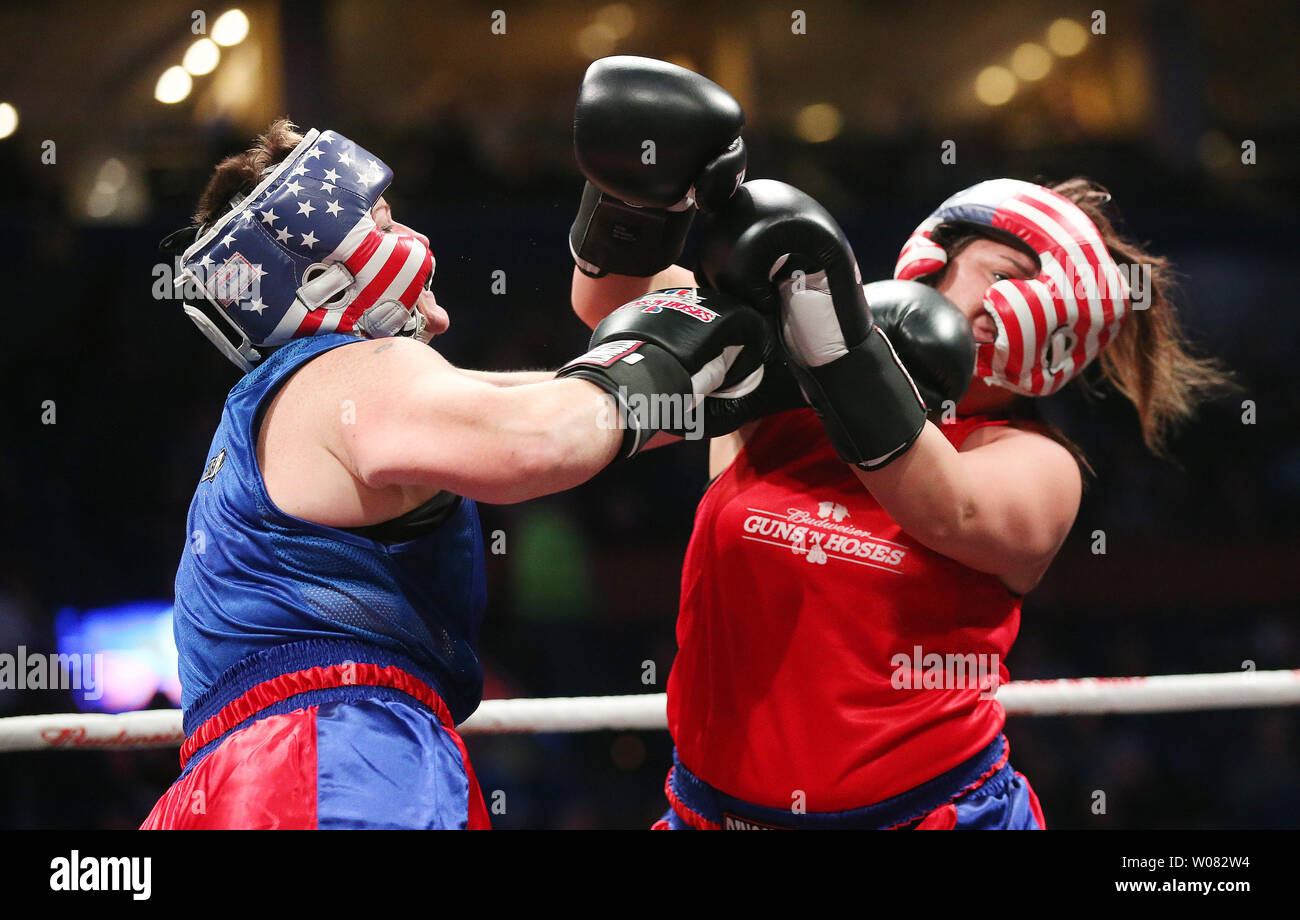 Boxer Amanda Hustedde des Bundesamtes der Gefängnisse (L) verbindet sich mit dem Gesicht von Joyce Endicott der St. Louis Feuerwehr während der 1. Runde der jährlichen Pistolen und Schläuche Boxen Showdown am Scottrade Center in St. Louis am 22. November 2017. Die boxing Event unterstützt Backstoppers, einer Organisation, unterstützt die Familien der Ersthelfer, die in der Linie der Aufgabe getötet. Foto von Bill Greenblatt/UPI Stockfoto