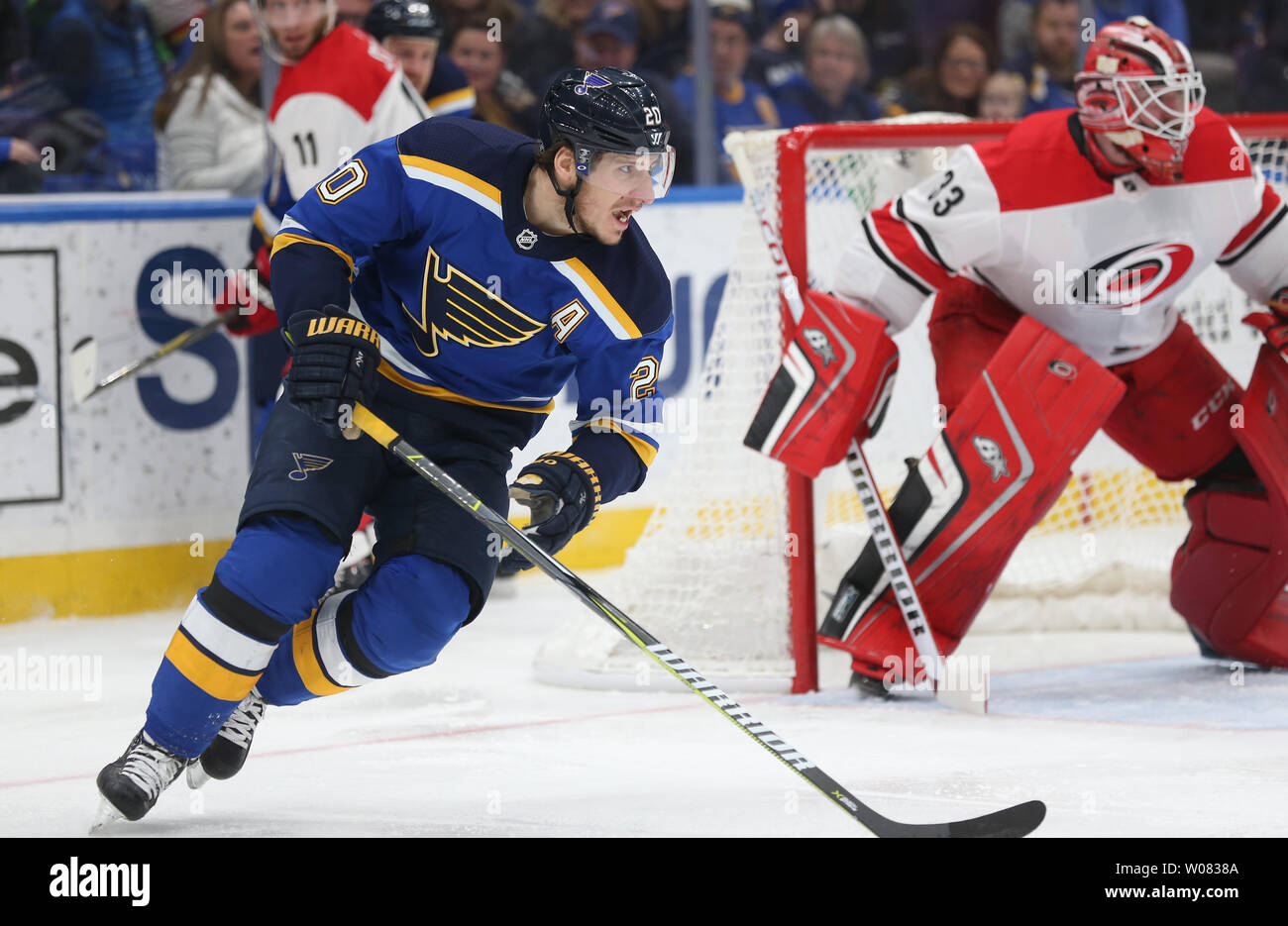 St. Louis Blues Alexander Steen verfolgt den Puck gegen die Carolina Hurricanes in der ersten Periode im Scottrade Center in St. Louis am 30. Dezember 2017. Foto von BIll Greenblatt/UPI Stockfoto