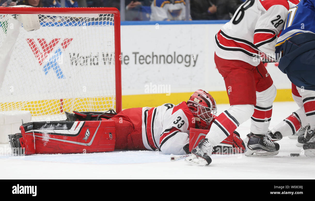 Carolina Hurricanes Torwart Scott Darling legt auf dem Eis versuchen, die losen Kobold in der ersten Periode gegen die St. Louis Blues im Scottrade Center in St. Louis am 30. Dezember 2017 zu erreichen. Foto von BIll Greenblatt/UPI Stockfoto