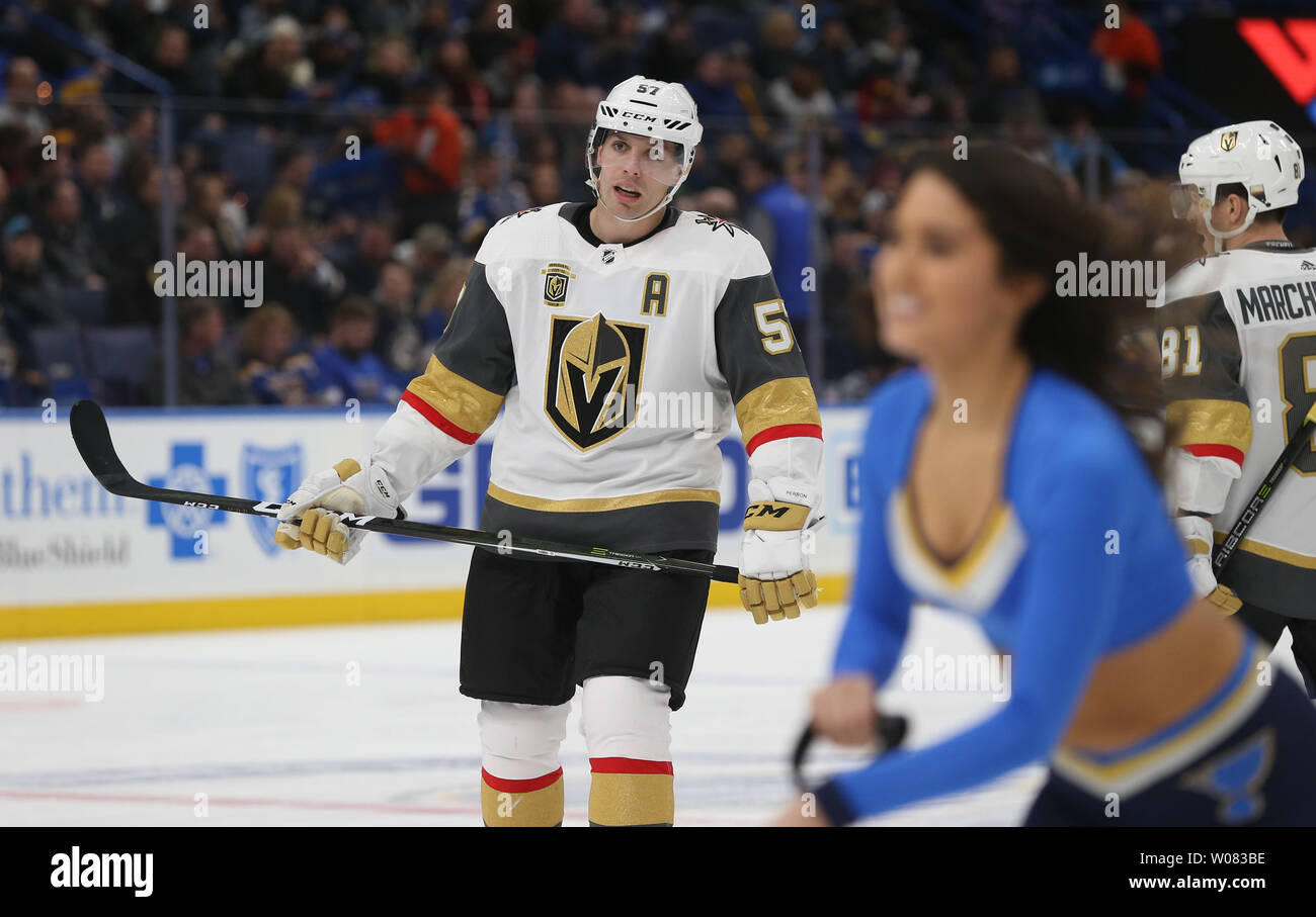 Vegas Golden Knights David Perron wartet auf Spiel während einer Zeit heraus gegen die St. Louis Blues in der ersten Periode im Scottrade Center in St. Louis am 4. Januar 2018 aufzunehmen. Foto von BIll Greenblatt/UPI Stockfoto