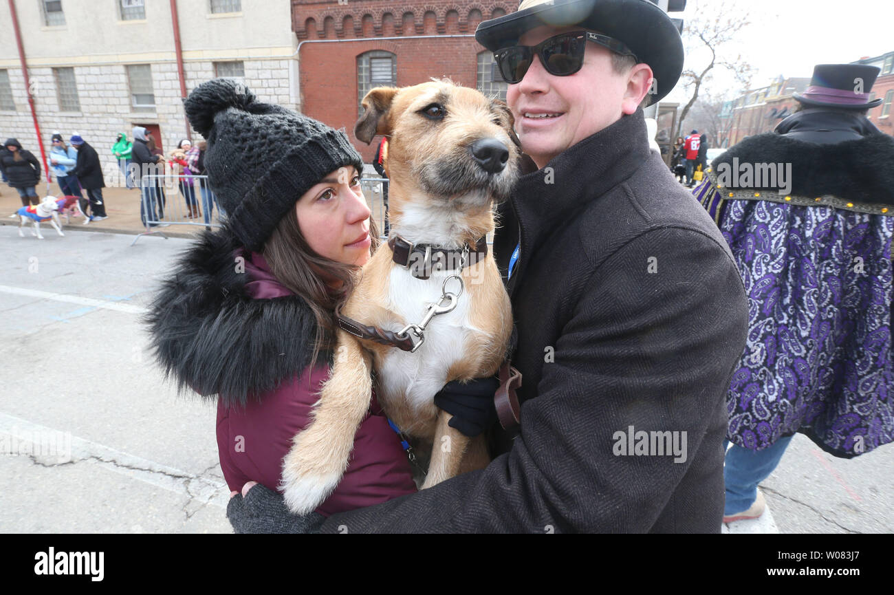 Jack und Susan Kotar Unordnung, wie sie ihren Hund Archie, in 20 Grad Wetter vor Beginn des Mardi Gras Pet Parade in St. Louis, am 4. Februar 2018 zu wärmen versuchen. Archie einen drei Jahre alten Jack Russell, pitbull Mix ist eine von mehreren hundert Hunde in diesem Jahre Parade teilnehmen. Foto von Bill Greenblatt/UPI Stockfoto