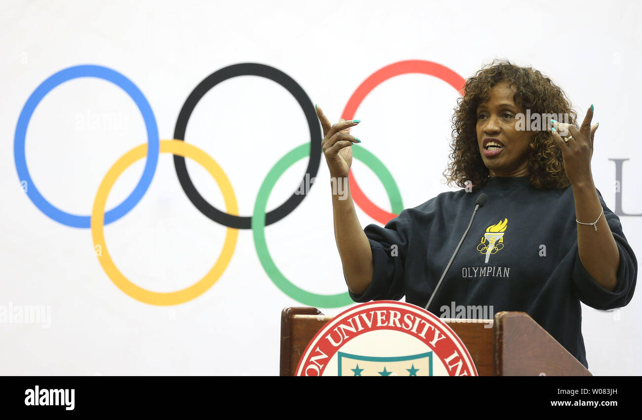 Der ehemalige Olympiasieger Jacki Joyner-Kersee spricht mit der Menge an der Washington University in St. Louis am 5. Februar 2018, nach dem es verkündet wurde, daß eine olympische Erbe Ausschuss gebildet worden ist, die sich erinnern, die Olympischen Spiele, die auf dem Campus im Jahr 1904 abgehalten wurden. Das Projekt hat Aprilwoche verbracht vom Internationalen Olympischen Komitee genehmigt, die die Anzeige der Olympischen Ringe erlauben. St. Louis ist einer von nur 23 Städte der Welt und drei in den Vereinigten Staaten im Sommer Spiele zu hosten. Ziel des Projektes ist es, das Bewusstsein und Stolz in St. Louis 'Olympic Zugehörigkeit und t zu inspirieren Stockfoto