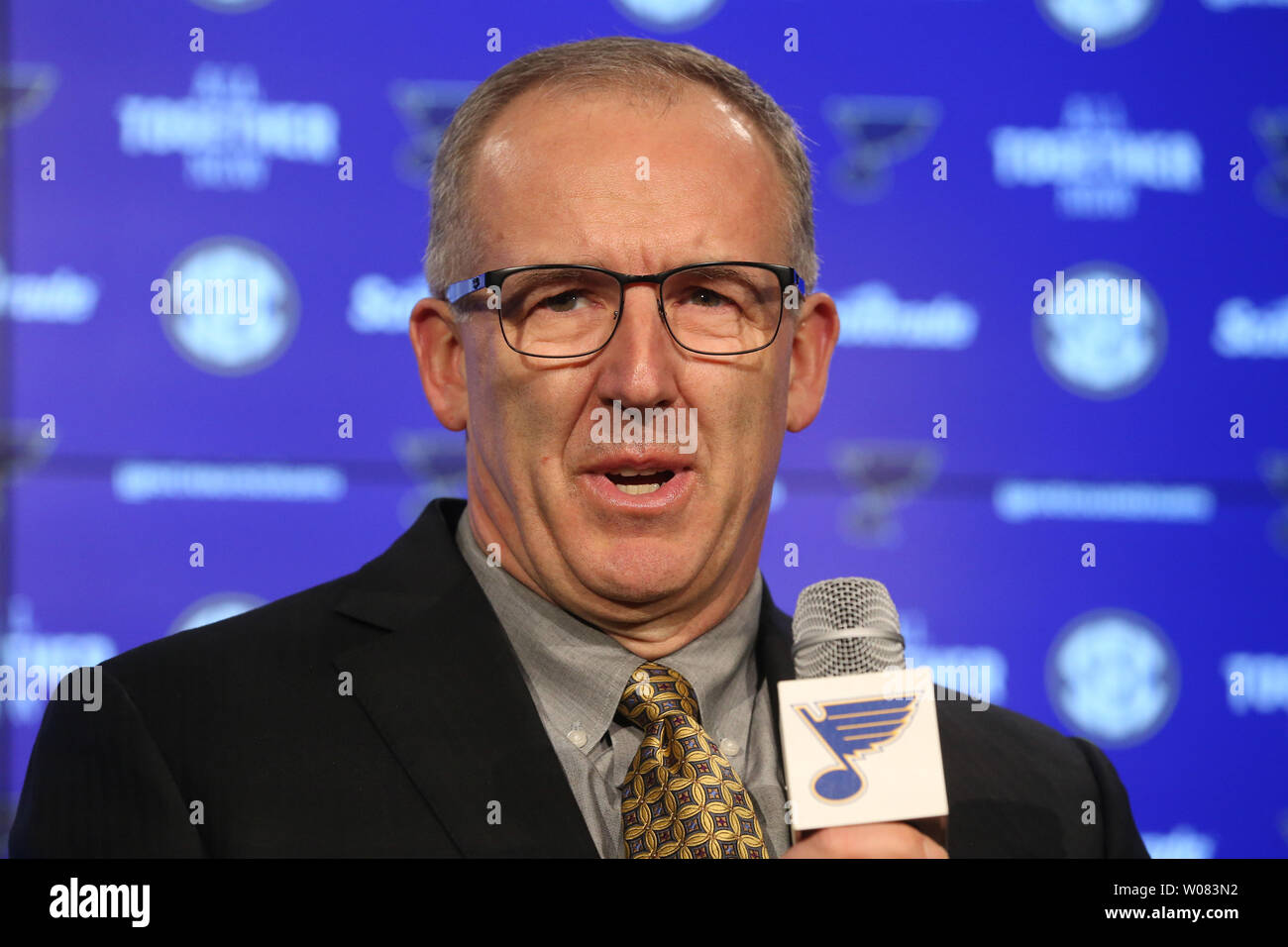 Die südöstliche Konferenz Kommissar Greg Sankey spricht mit Reportern am Scottrade Center in St. Louis am 8. Februar 2018. Sankey tourte das Scottrade Center im Voraus der SEC-Basketball Turnier, das am 7. und 11. März statt. Foto von Bill Greenblatt/UPI Stockfoto