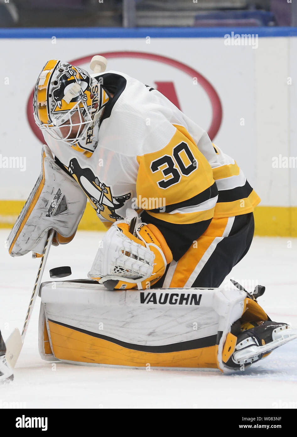 Pittsburgh Penguins Torwart Matt Murray hält seine Augen auf den losen Kobold in der ersten Periode gegen die St. Louis Blues im Scottrade Center in St. Louis am 11. Februar 2018. Pittsburgh besiegte St. Louis 4-1. Foto von Bill Greenblatt/UPI Stockfoto