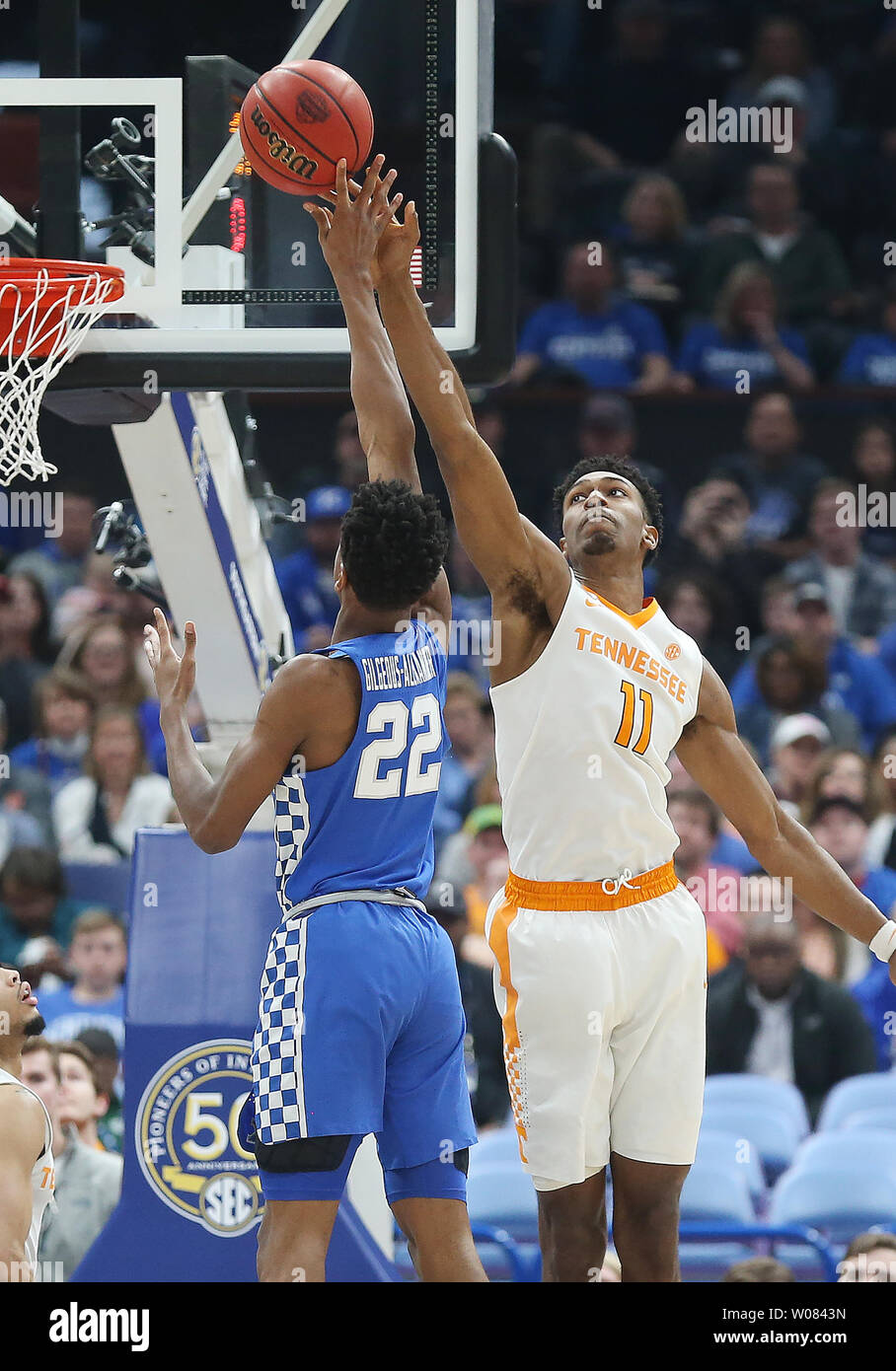 Die Kentucky Shai Gilgeous-Alexander hat seinen Schuss von der Tennessee Kyle Alexander in der ersten Hälfte des SEC Championship Game blockiert im Scottrade Center in St. Louis am 11. März 2018. Kentucky gewann das Spiel 77-72. Foto von BIll Greenblatt/UPI Stockfoto