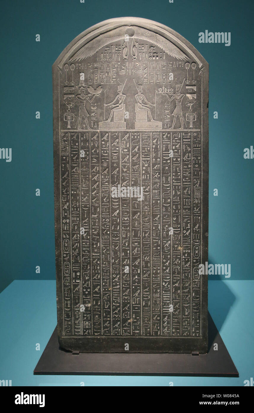 Ein Schiefer der Thonis-Heracleion gemacht etwa 380 v. Chr. und erholte sich von den Verlorenen mediterranen Hafenstadt Thonis-Heracleion sitzt auf Anzeige an der Saint Louis Art Museum in St. Louis am 22. März 2018. 1992, Franck Goddio, ein Pionier der modernen maritime Archäologie der Alten Großen Hafen von Alexandria entdeckt und im Jahr 2000 ein Team aus Archäologen, Ägyptologen, Historiker, Geologen, Geophysiker und Ingenieure die versunkene antike Stadt Thonis-Heracleion und Teile der Stadt Kanopus unter 30 Fuß Wasser und vier Meilen von der heutigen ägyptischen Küste entdeckt. Die la Stockfoto