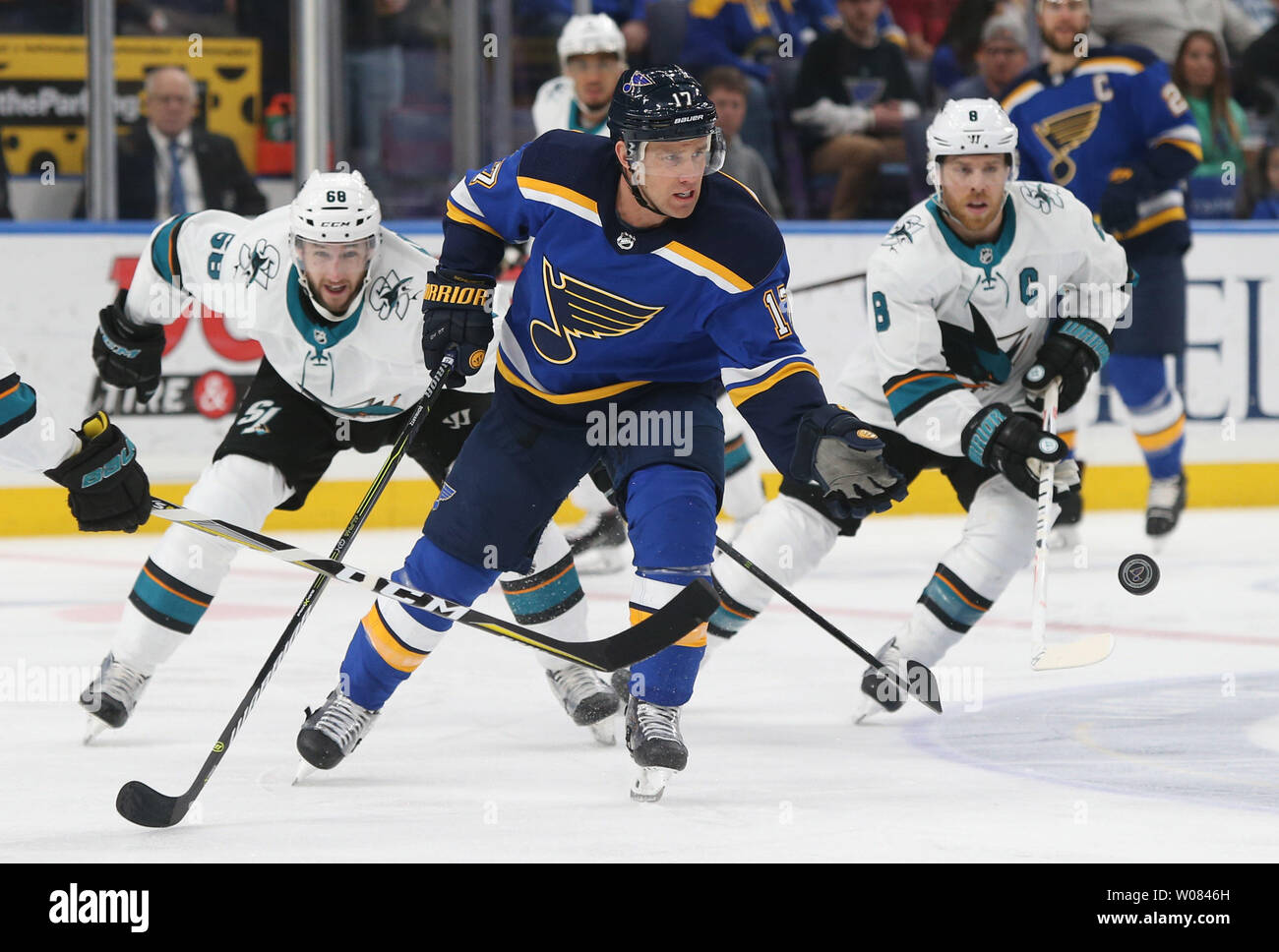 St. Louis Blues Jaden Schwartz versucht den Puck in der Luft vor der San Jose Sharks Melker Karisson von Schweden und Joe Pavelski (R) in der ersten Periode im Scottrade Center in St. Louis am 27. März 2018 zu ergreifen. Foto von Bill Greenblatt/UPI Stockfoto