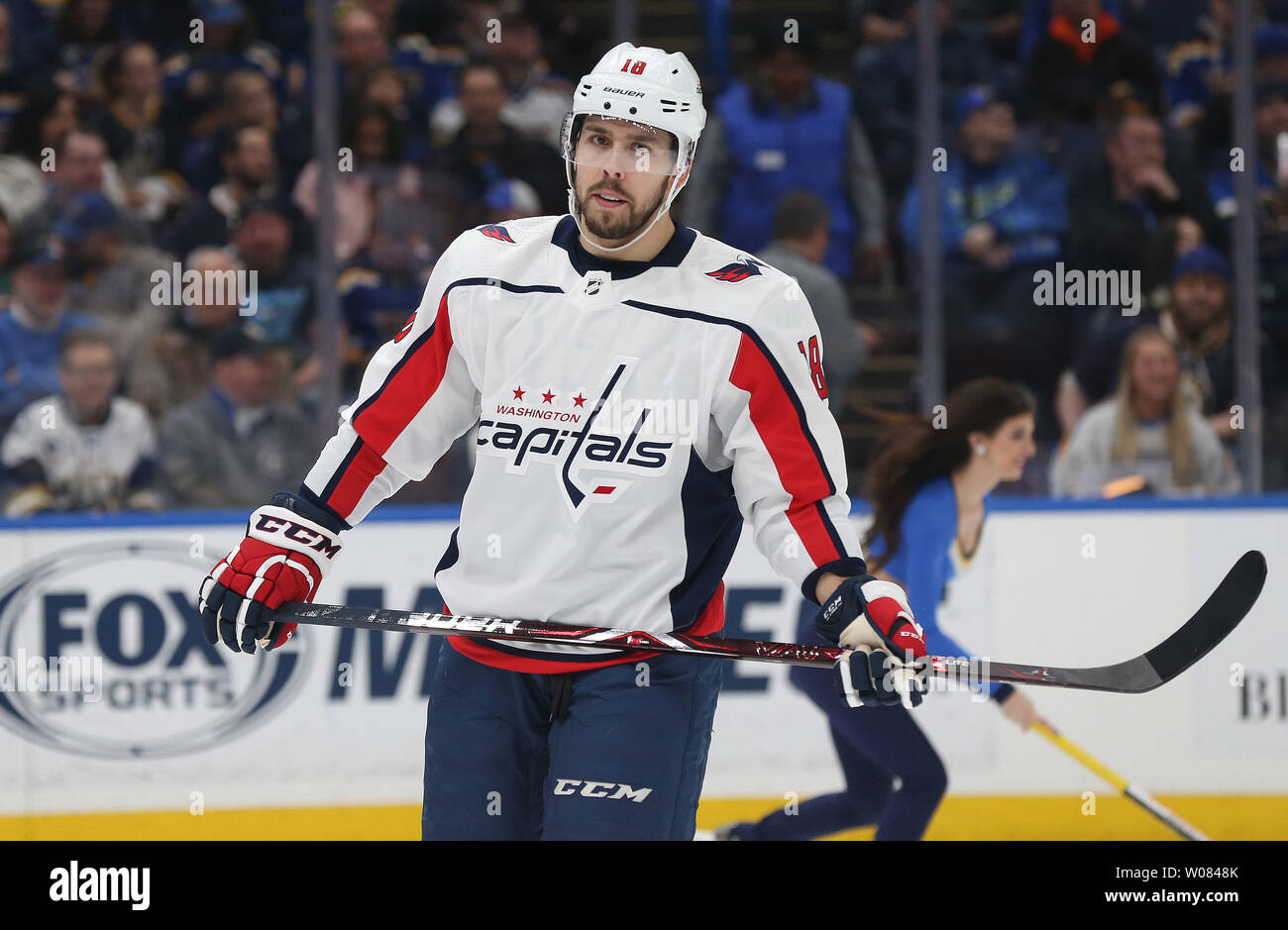 Washington Capitals Krämer Stephenson skates Warten auf das Gesicht weg während einer Zeit, in der ersten Zeit gegen die St. Louis Blues im Scottrade Center in St. Louis am 2. April 2018. Foto von Bill Greenblatt/UPI Stockfoto