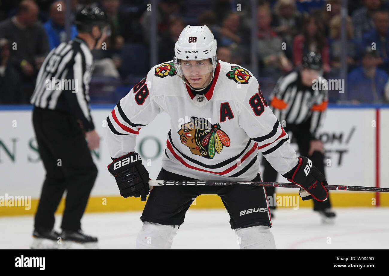 Chicago Blackhawks Patrick Kane wartet auf die faceoff gegen die St. Louis Blues in der ersten Periode im Scottrade Center in St. Louis am 4. April 2018. Foto von Bill Greenblatt/UPI Stockfoto