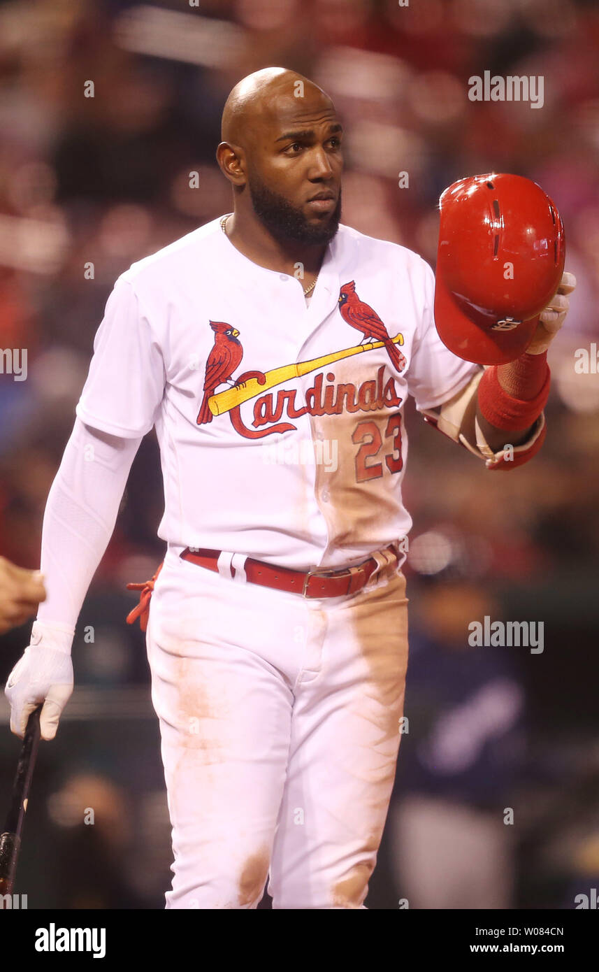 St. Louis Cardinals Marcell Ozuna nimmt seinen batting Helm während in der Batters Box im fünften Inning gegen die Milwaukee Brewers am Busch Stadium in St. Louis am 9. April 2018. Foto von Bill Greenblatt/UPI Stockfoto