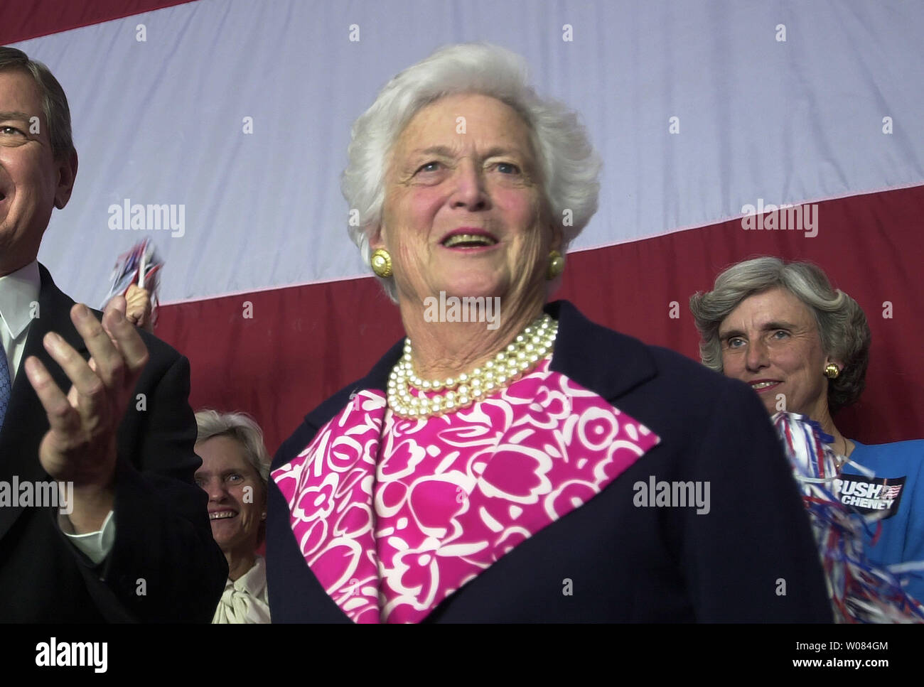 Ehemalige First Lady Barbara Bush, in diesem 10/26/2000 Datei Foto in Chesterfield, Missouri hat im Alter von 92 Jahren in ihrer Houston home gestorben ist Nach dem Amt ihres Mannes ehemaliger Präsident George H.W. Bush am 4/17/2018. Die 92-Jährige wurde im gesundheitlichen und es war berichtet worden, dass sie sich entschlossen hatte, "Comfort Care zu suchen, anstatt zusätzliche medizinische Hilfe. Foto von Bill Greenblatt/UPI Stockfoto