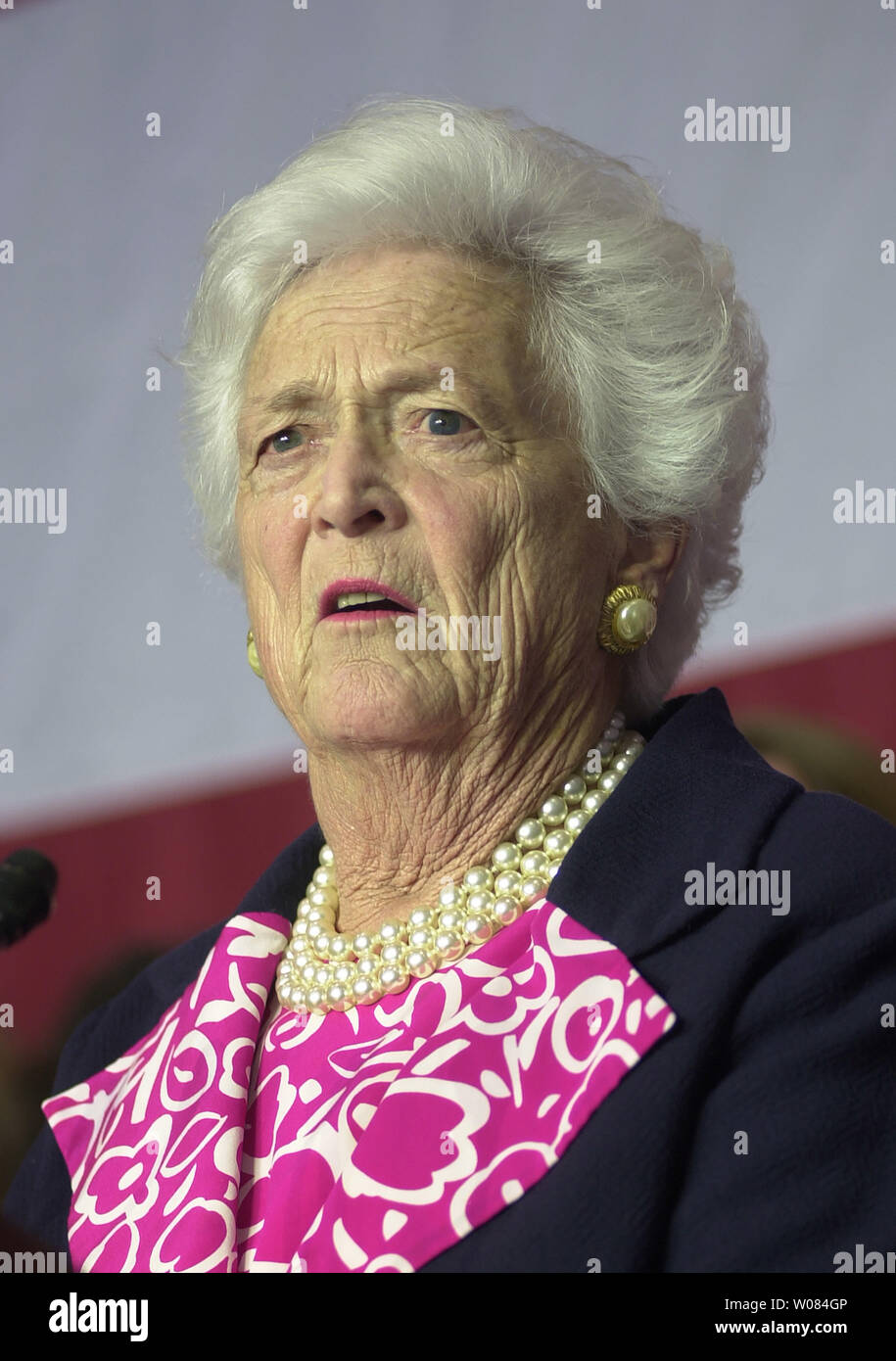Ehemalige First Lady Barbara Bush, in diesem 10/26/2000 Datei Foto in Chesterfield, Missouri hat im Alter von 92 Jahren in ihrer Houston home gestorben ist Nach dem Amt ihres Mannes ehemaliger Präsident George H.W. Bush am 4/17/2018. Die 92-Jährige wurde im gesundheitlichen und es war berichtet worden, dass sie sich entschlossen hatte, "Comfort Care zu suchen, anstatt zusätzliche medizinische Hilfe. Foto von Bill Greenblatt/UPI Stockfoto