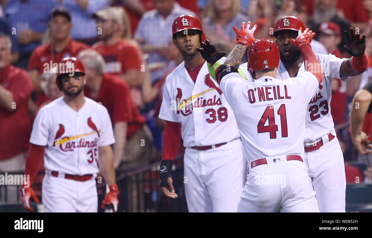 St. Louis Cardinals Tyler O'Neill ist ein Haus Platte durch Mannschaftskameraden (L, R) Greg Garcia, Jose Martinez und Marcell Ozuna nach einem 3 run Home Run im dritten Inning gegen die Kansas City Royals am Busch Stadium in St. Louis am 21. Mai 2018 begrüßt. Foto von Bill Greenblatt/UPI Stockfoto