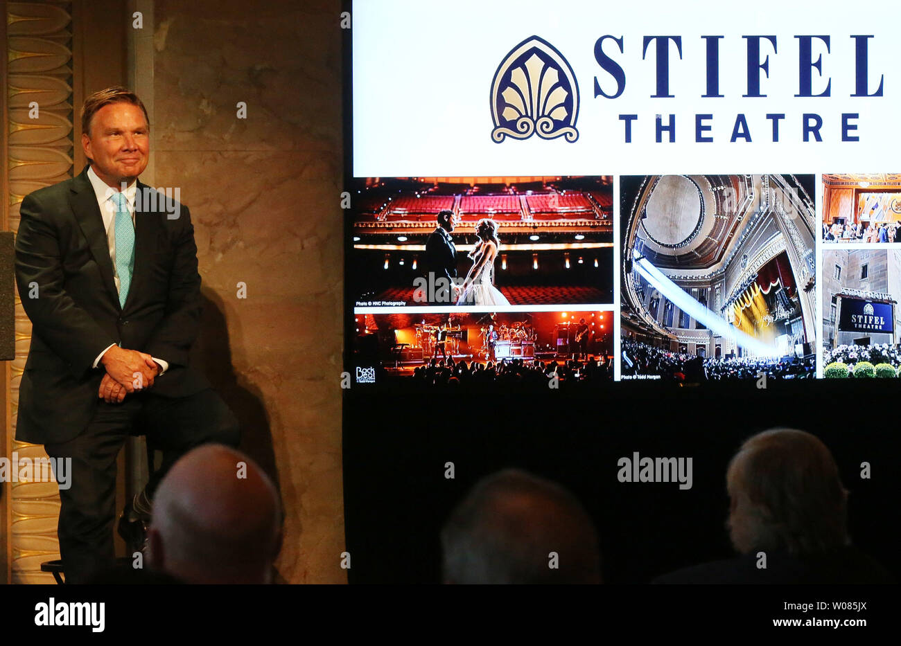 Ron Kruszewski, Vorsitzender und CEO von stifel Financial Corporation hört während der Zeremonien Umbenennen des Peabody Opernhaus auf die stifel Theater in St. Louis am 16. Juli 2018. Ursprünglich das Opernhaus Kiel, 1934 eröffnet, das Werk im Jahr 2011 den Namen gewechselt, um die Peabody Opera House. Stifel Financial Corporation ist ein Financial Services Holding Company mit Hauptsitz in St. Louis, dass seine Bank-, Wertpapier- und Finanzdienstleistungsgeschäft führt durch mehrere Tochtergesellschaften besessen. Foto von Bill Greenblatt/UPI Stockfoto