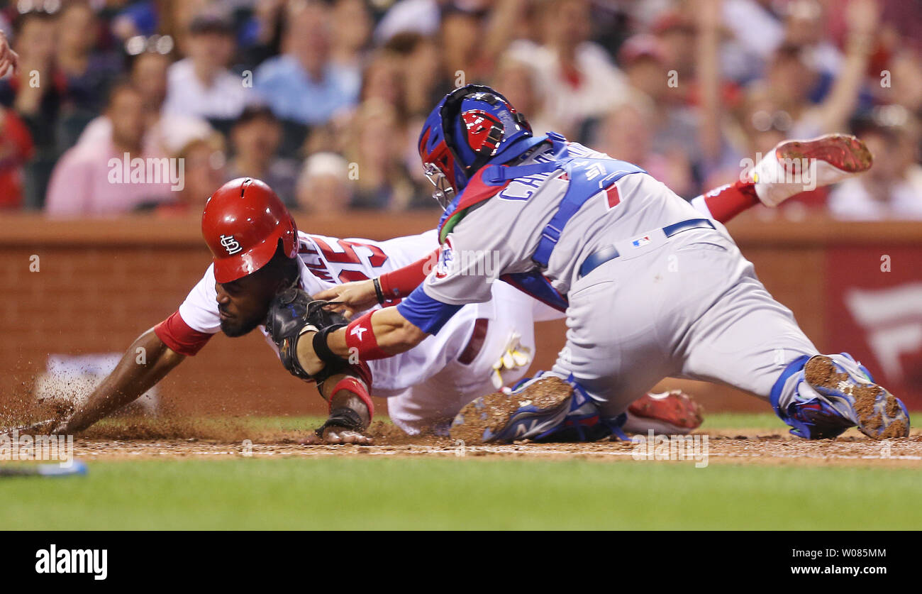 St. Louis Cardinals Dexter Fowler ist zu Hause platte Schlagwörter von Chicago Cubs catcher Victor Caratini, wie er vom dritten Base auf einem Squeeze bunt im vierten Inning am Busch Stadium in St. Louis am 27. Juli 2018 versucht. Foto von Bill Greenblatt/UPI Stockfoto