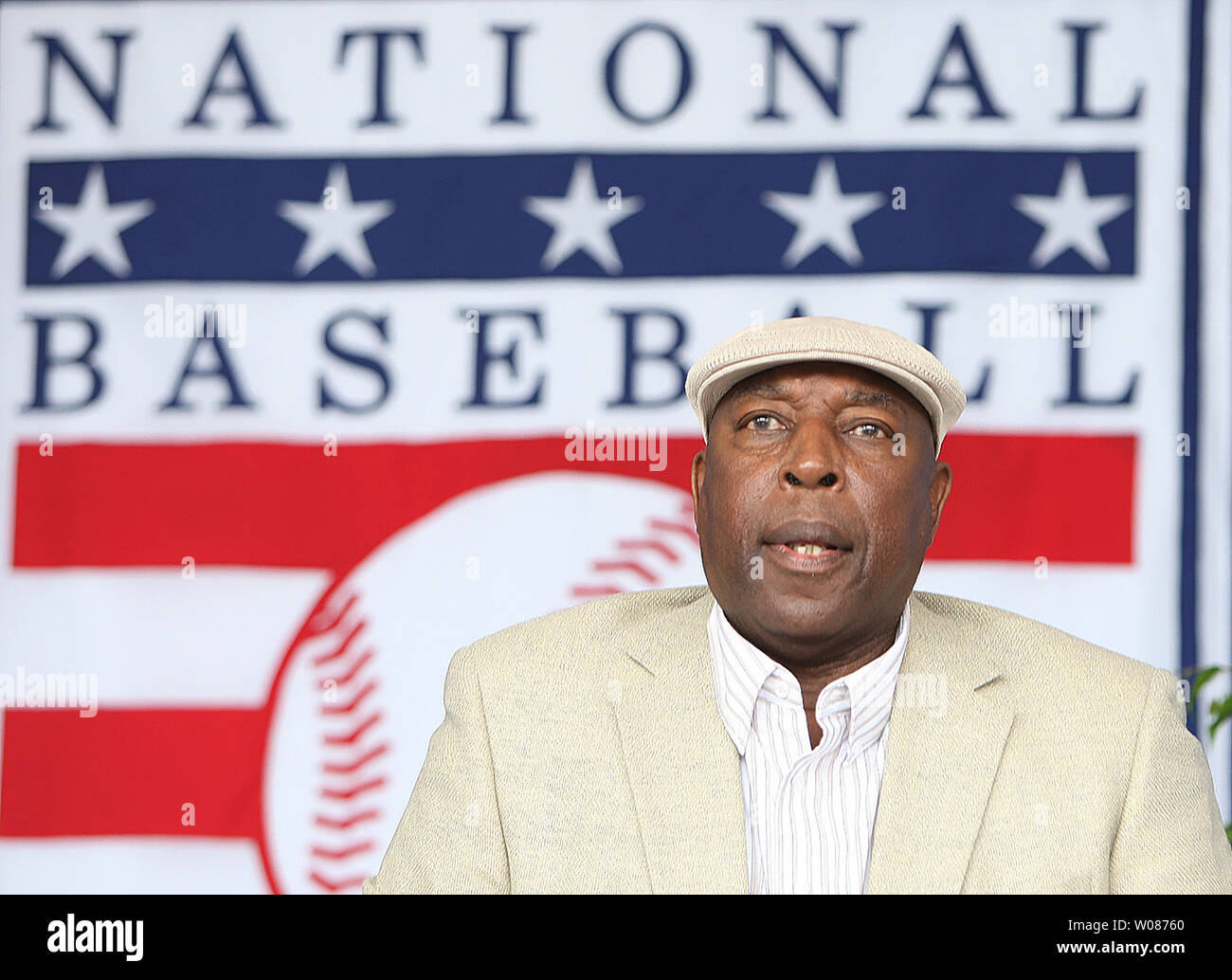 National Baseball Hall of Fame Mitglied Willie McCovey, dargestellt in diesem Juli 27, 2008, Foto in Cooperstown, New York, hat im Alter von 80 Jahren gestorben, am 31. Oktober 2018. Die San Francisco Giants angekündigt McCovey's Tod, sagen die hitter bestanden 'friedlich' am Nachmittag' nach seinem Kampf mit den laufenden Ausgaben Gesundheit zu verlieren." Eine ehemalige erste Basisspieler und linken Feldspieler, McCovey war eine Karriere .270 hitter mit 521 Home Runs und 1.555 RBIs in 22 Major league Saisons, 19 von ihnen mit den Riesen. Er spielte auch für die Leichtathletik und Padres. Foto von Bill Greenblatt/UPI Stockfoto